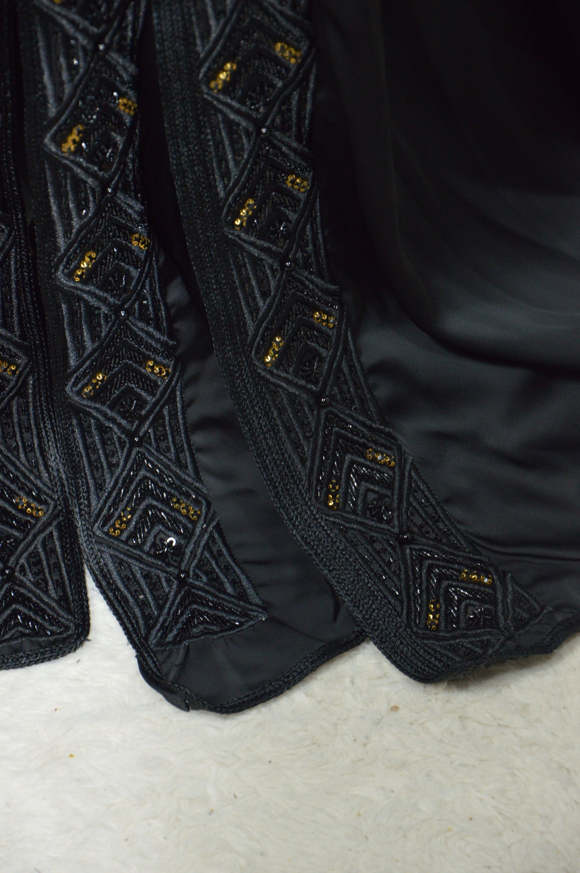 Détail tissu et doublure takchita haute couture noire ornements dorés