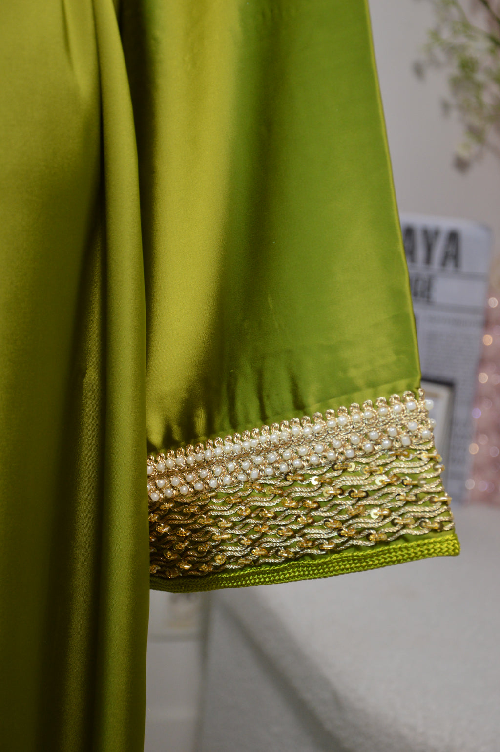 CAFTAN DRAP DE SOIE AVEC BRODERIES DORÉES – VERT PISTACHE