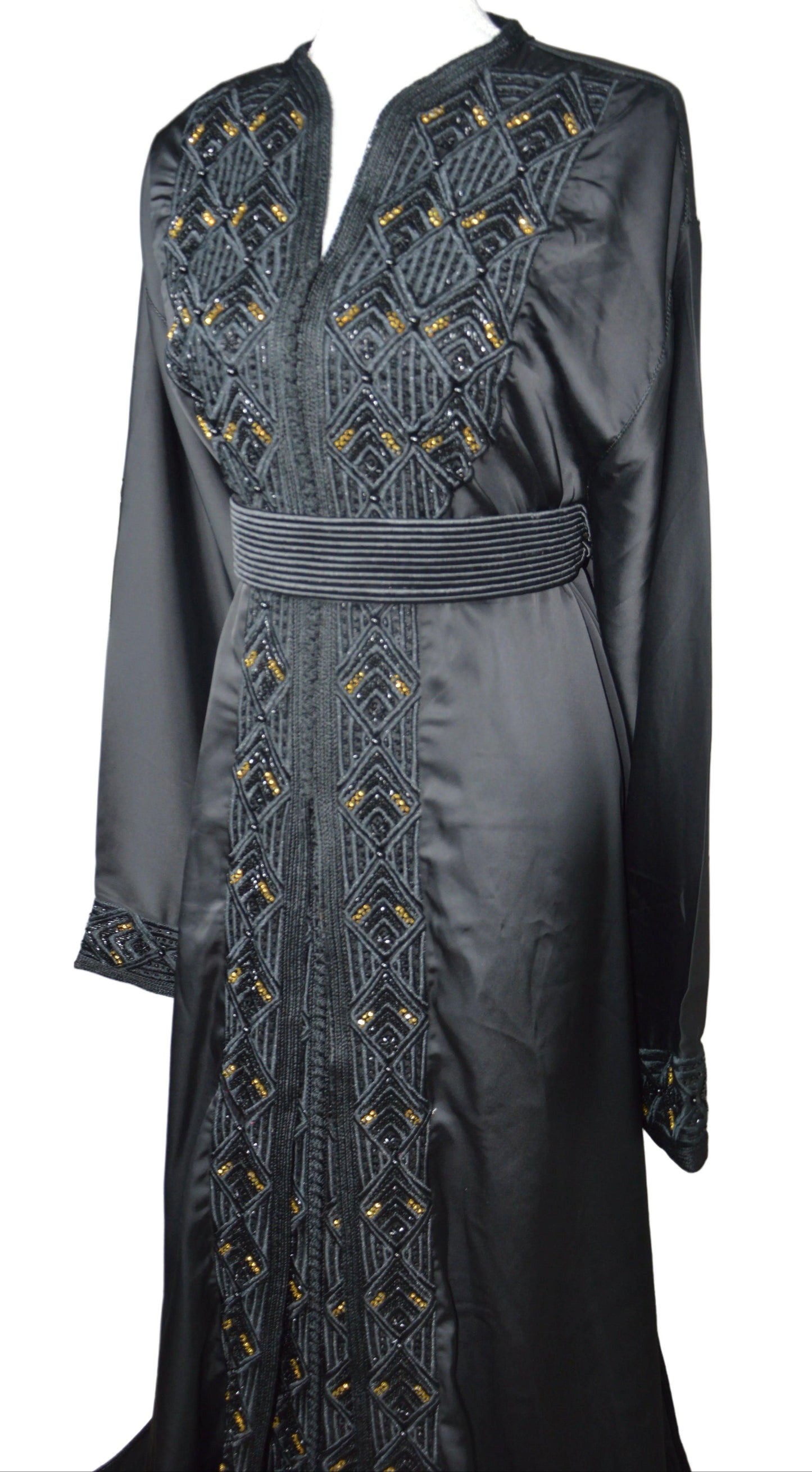 Vue de profil takchita haute couture noire ornements dorés doublure brodé or et noir