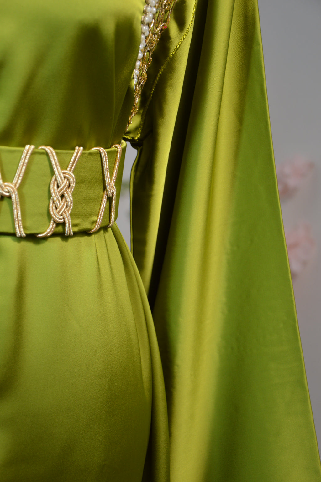 CAFTAN DRAP DE SOIE AVEC BRODERIES DORÉES – VERT PISTACHE