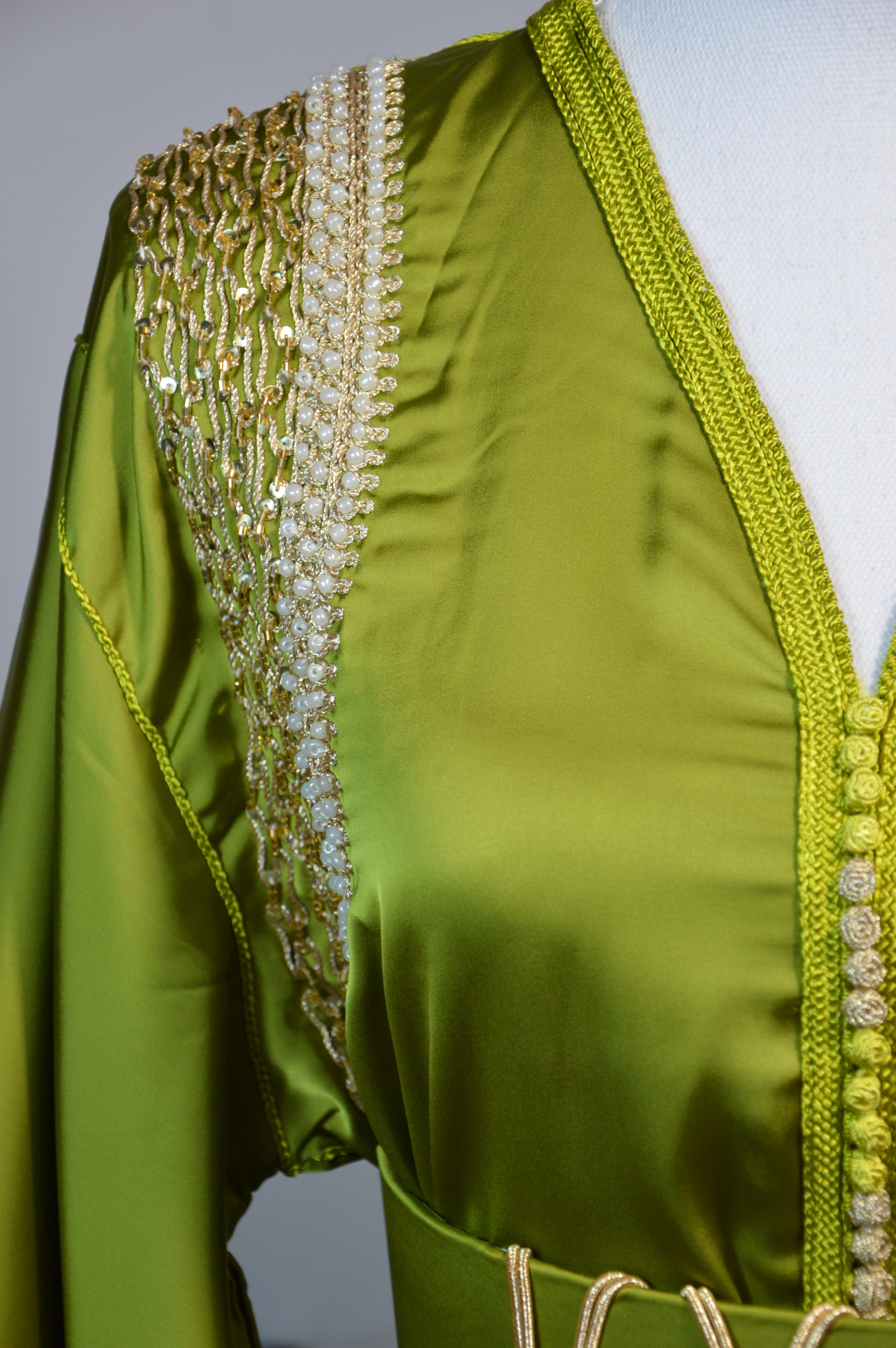 CAFTAN DRAP DE SOIE AVEC BRODERIES DORÉES – VERT PISTACHE