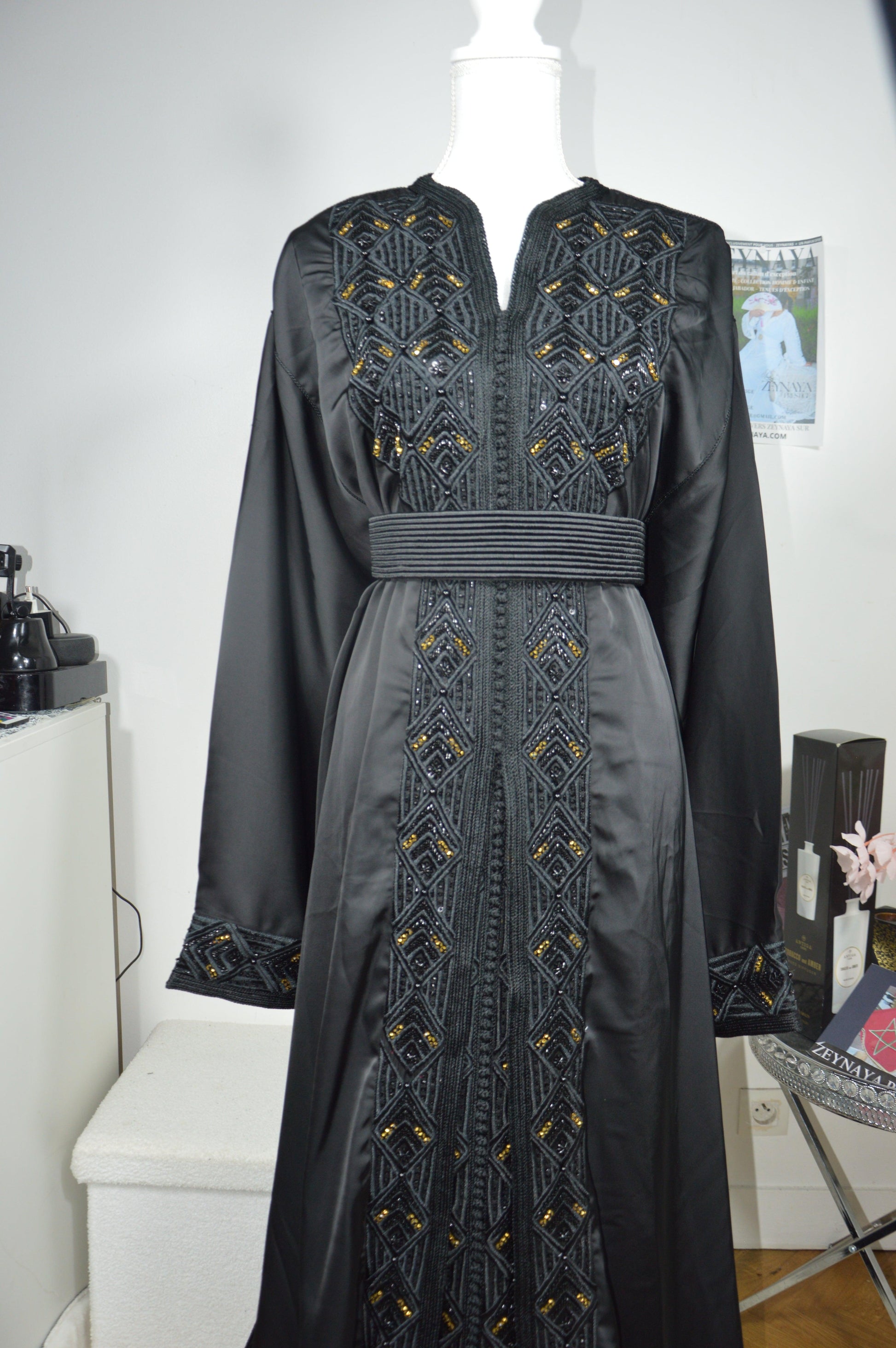 Vue de face takchita haute couture noire ornements dorés