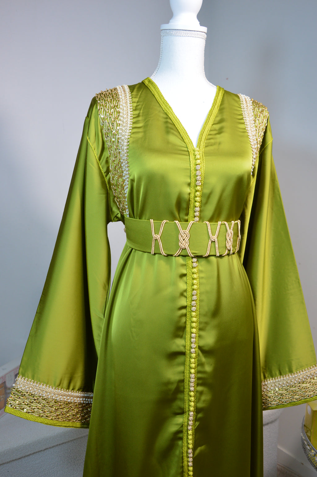 CAFTAN DRAP DE SOIE AVEC BRODERIES DORÉES – VERT PISTACHE