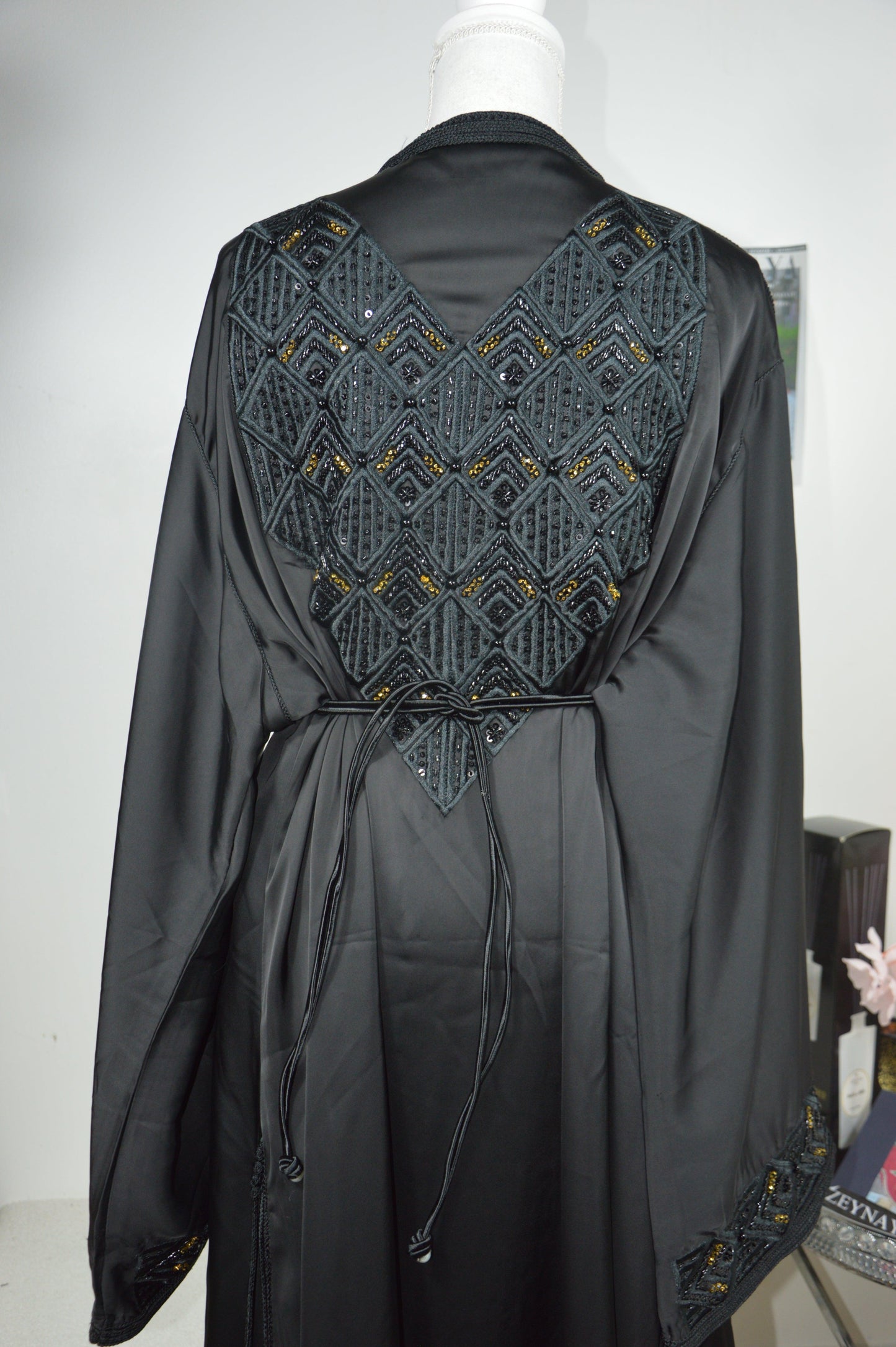 Détails vue arrière takchita haute couture noire ornements dorés