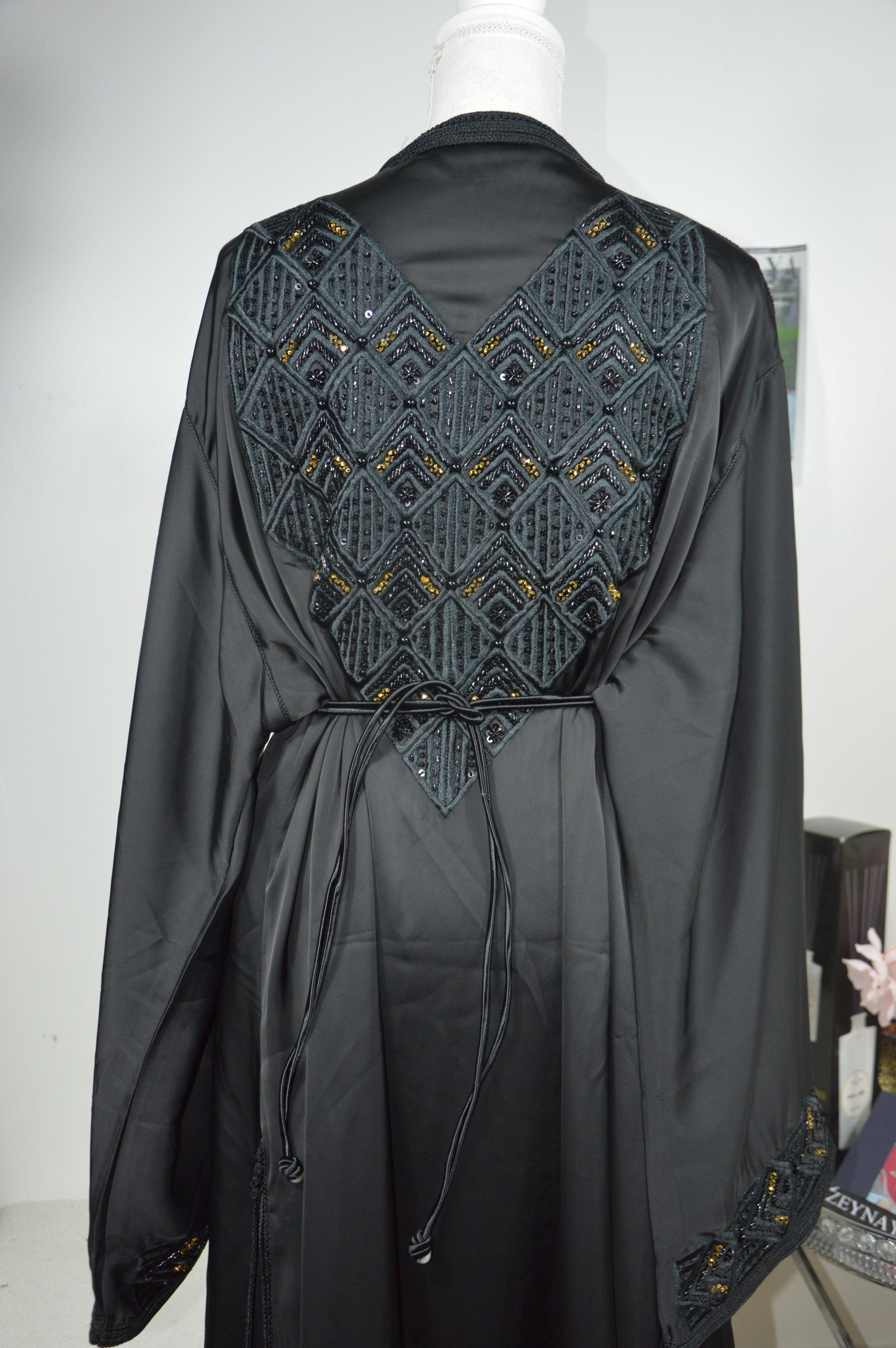 Détails vue arrière takchita haute couture noire ornements dorés