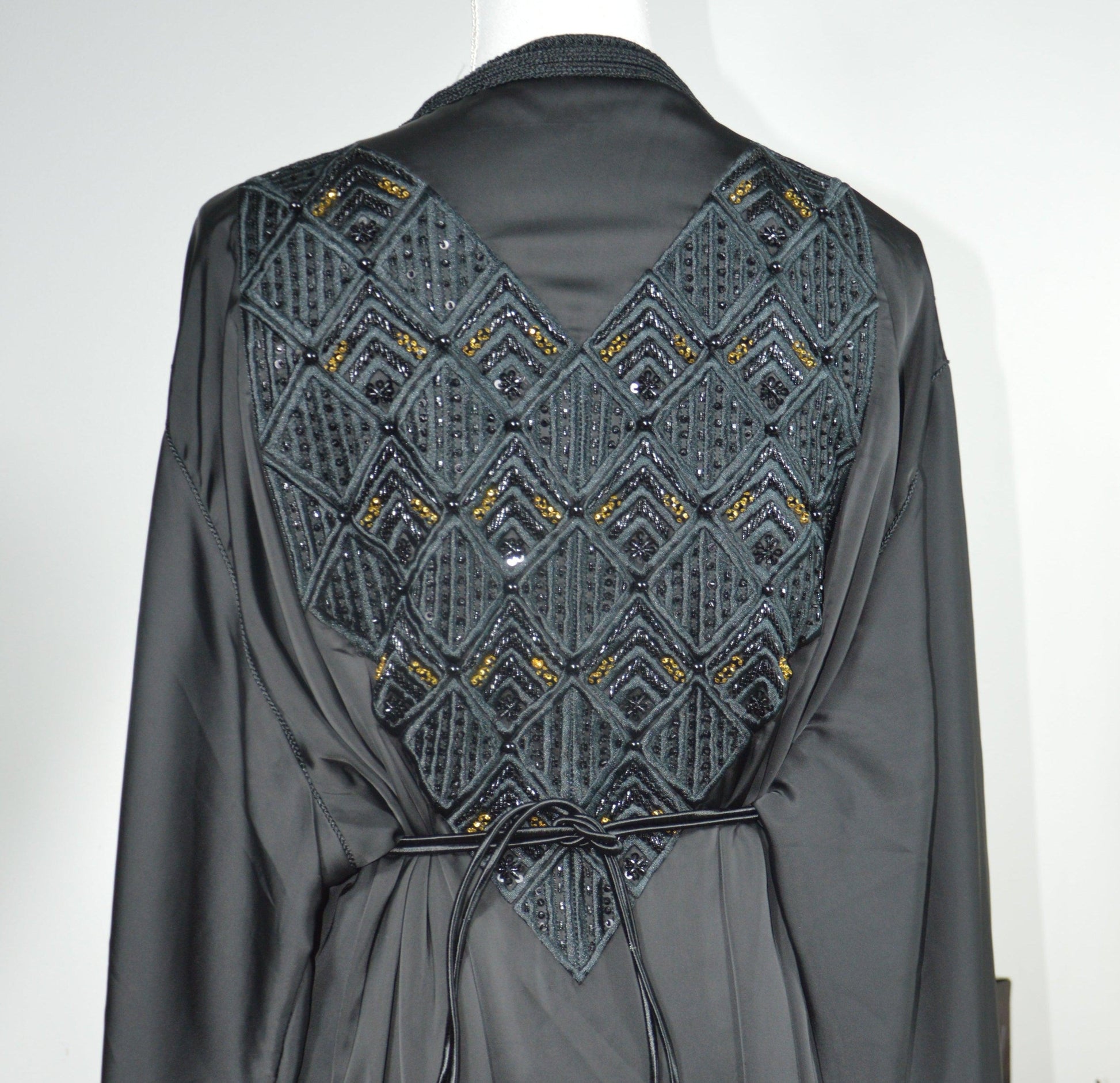 zoom vue arrière takchita haute couture noire ornements dorés