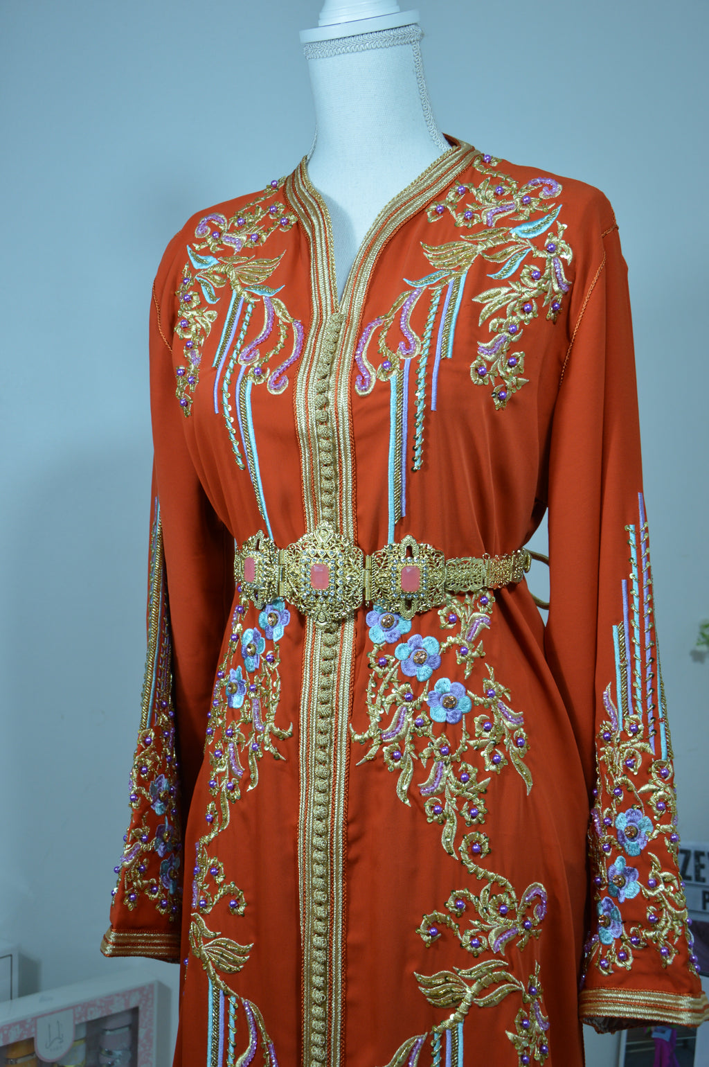 CAFTAN TERRACOTTA BRODÉ LUXE – FIL DORÉ & FLEURS COLORÉES