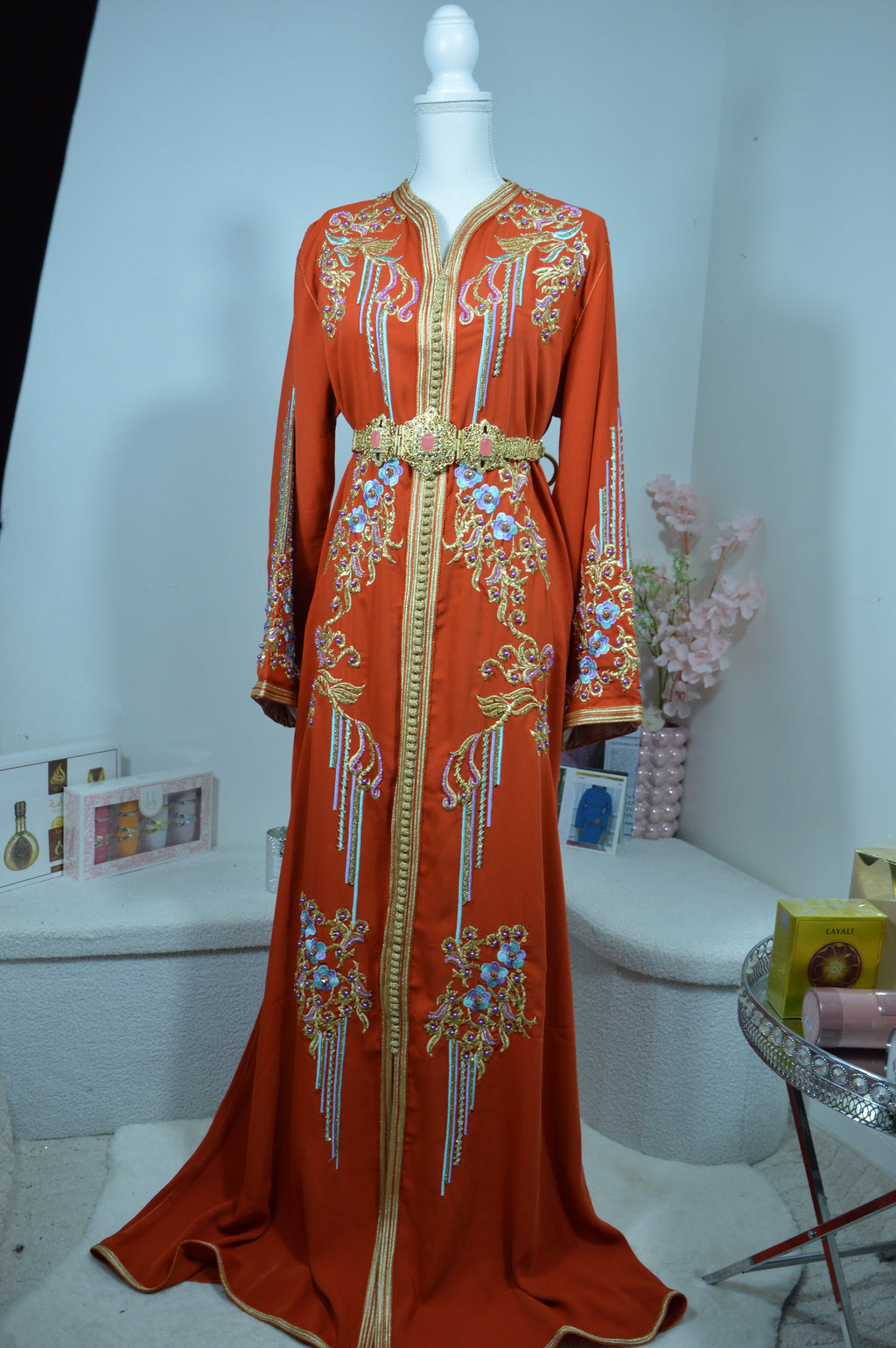CAFTAN TERRACOTTA BRODÉ LUXE – FIL DORÉ & FLEURS COLORÉES