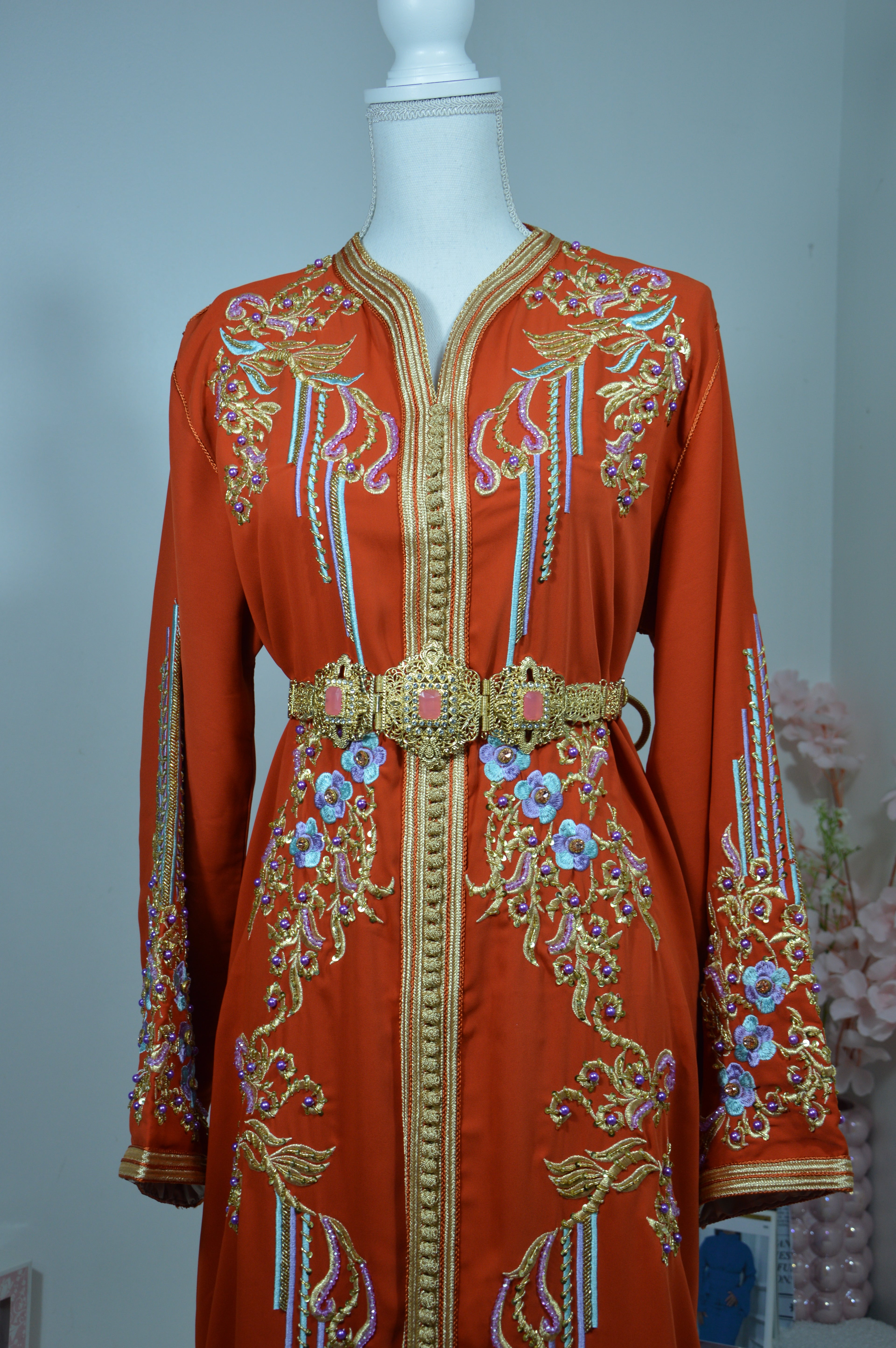 CAFTAN TERRACOTTA BRODÉ LUXE – FIL DORÉ & FLEURS COLORÉES