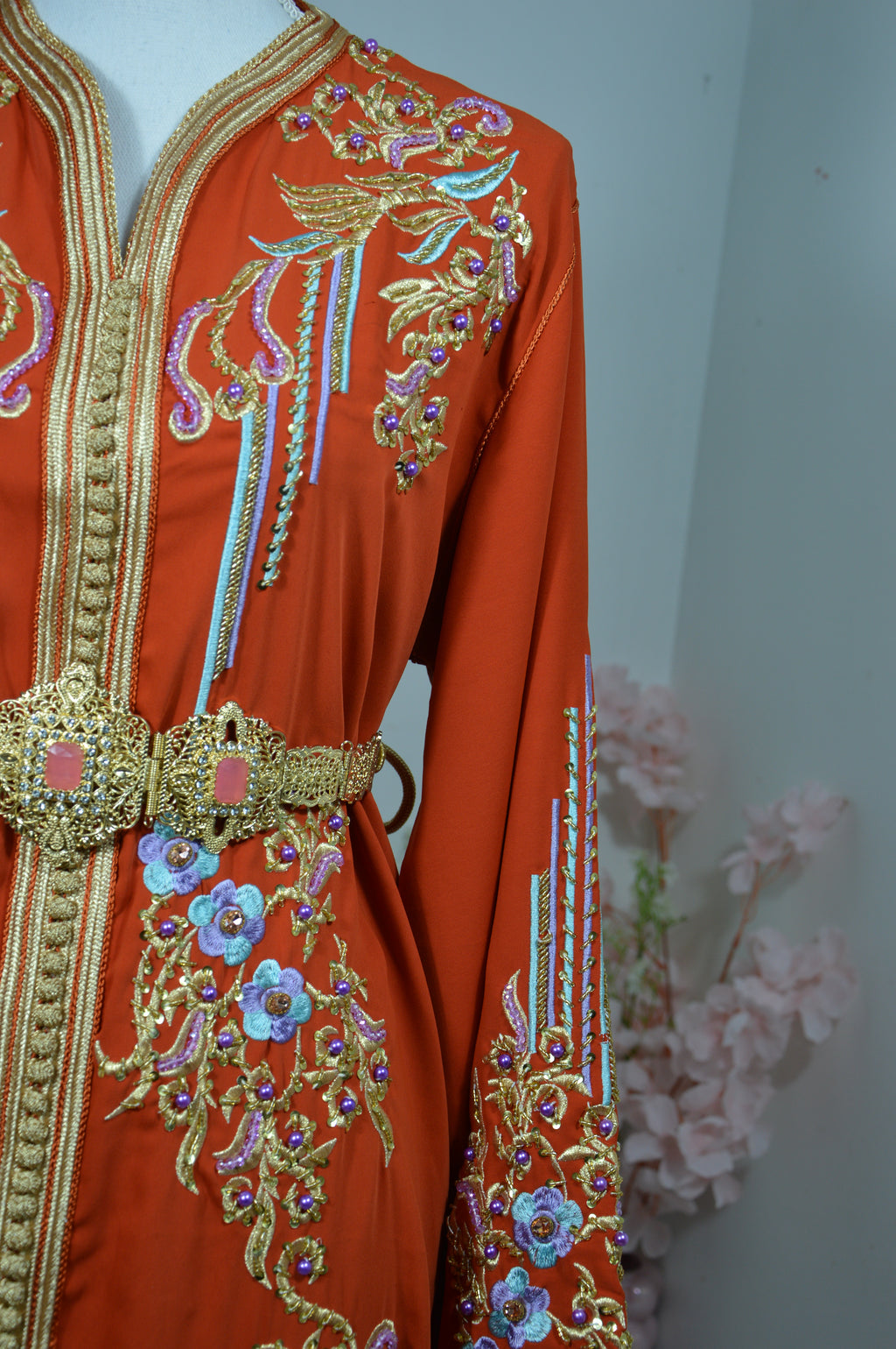CAFTAN TERRACOTTA BRODÉ LUXE – FIL DORÉ & FLEURS COLORÉES