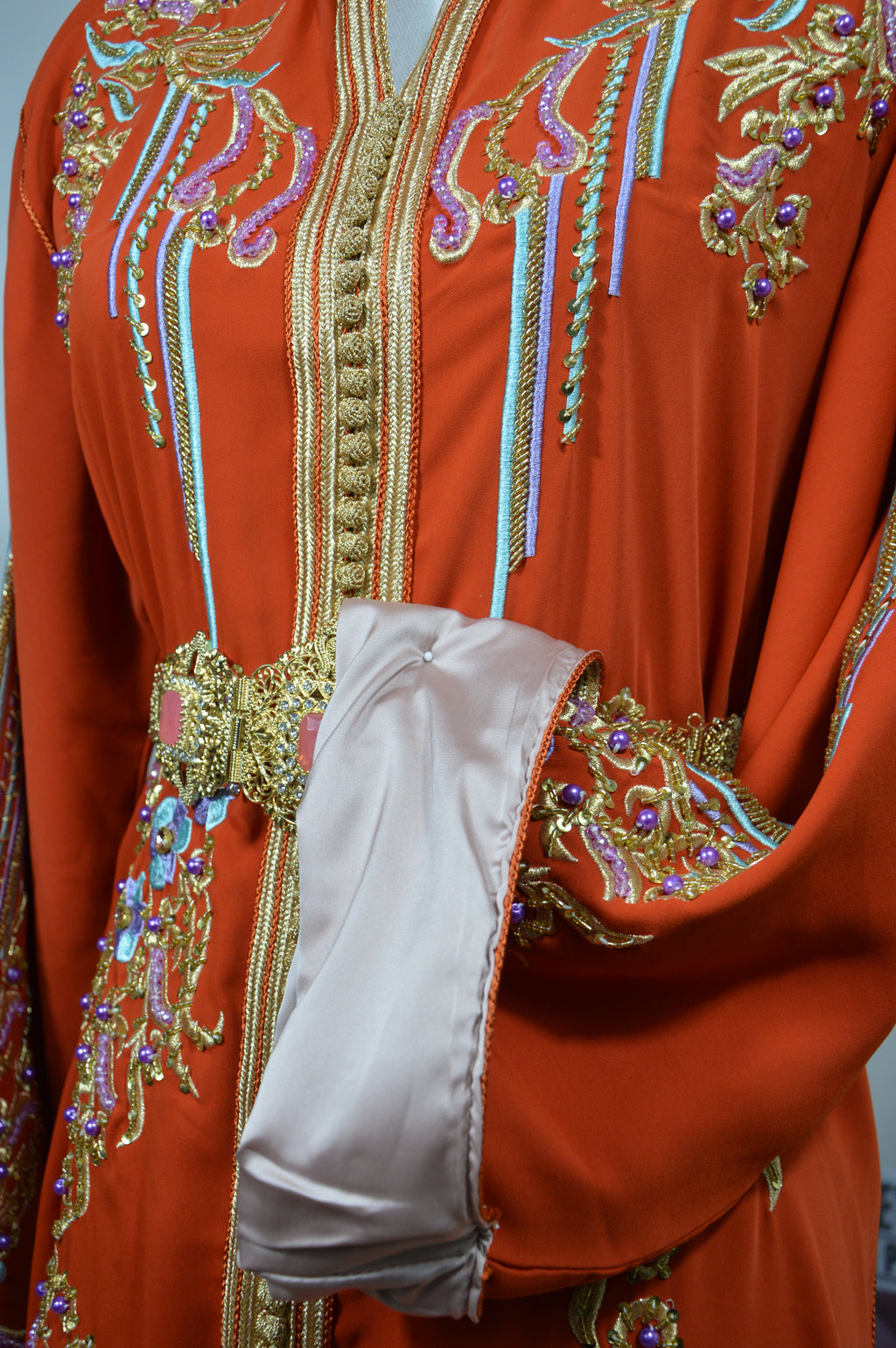 CAFTAN TERRACOTTA BRODÉ LUXE – FIL DORÉ & FLEURS COLORÉES