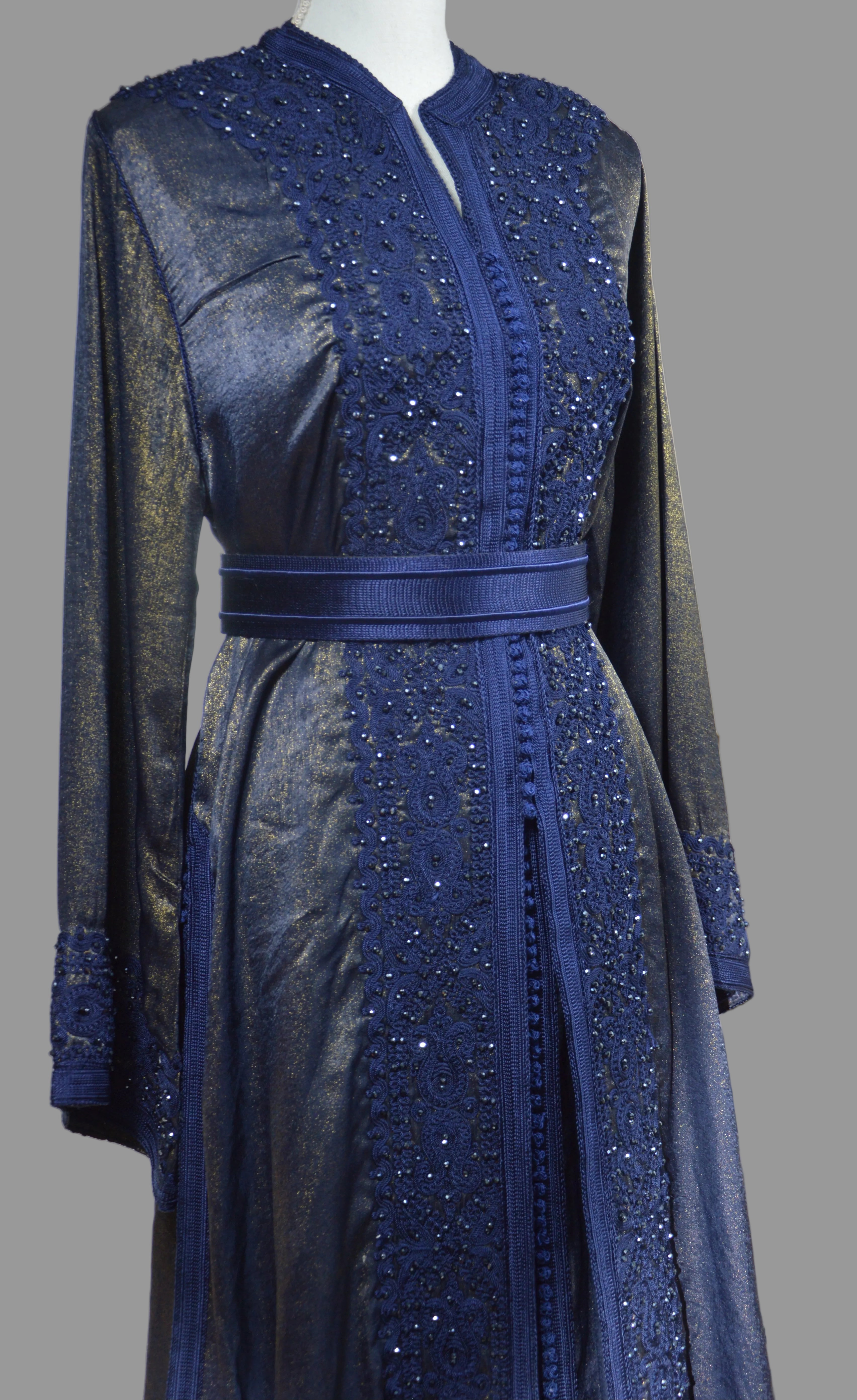 Takchita bleu marine brodée marocaine - Vue des broderies