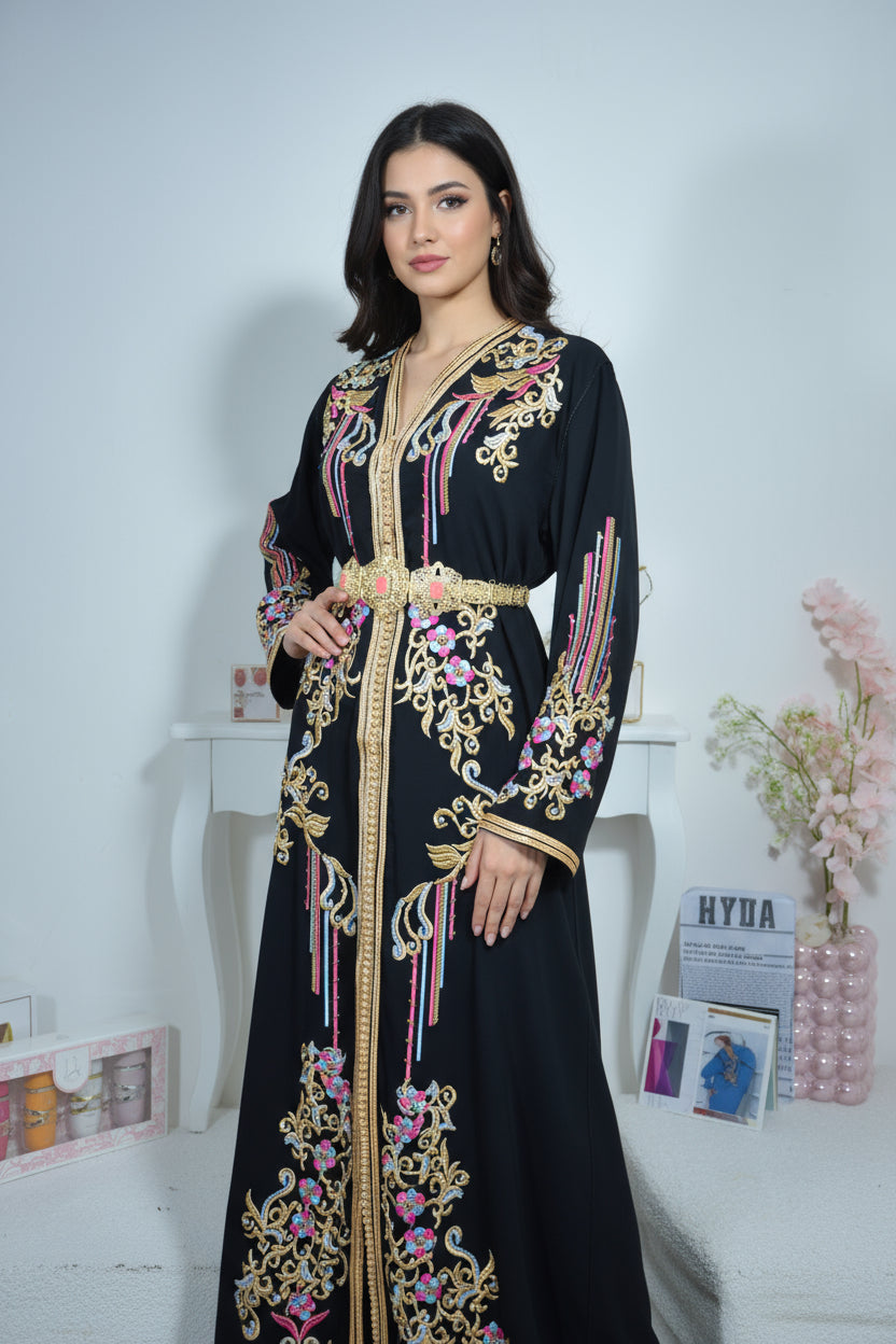 CAFTAN NOIR BRODÉ LUXE – FIL DORÉ & DÉTAILS MULTICOLORES