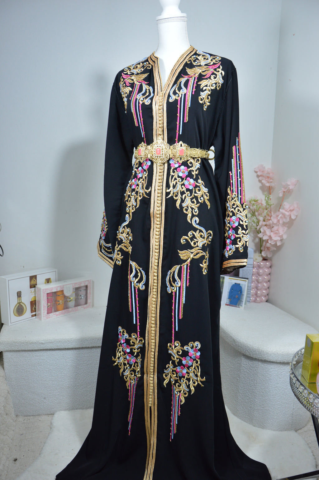 CAFTAN NOIR BRODÉ LUXE – FIL DORÉ & DÉTAILS MULTICOLORES
