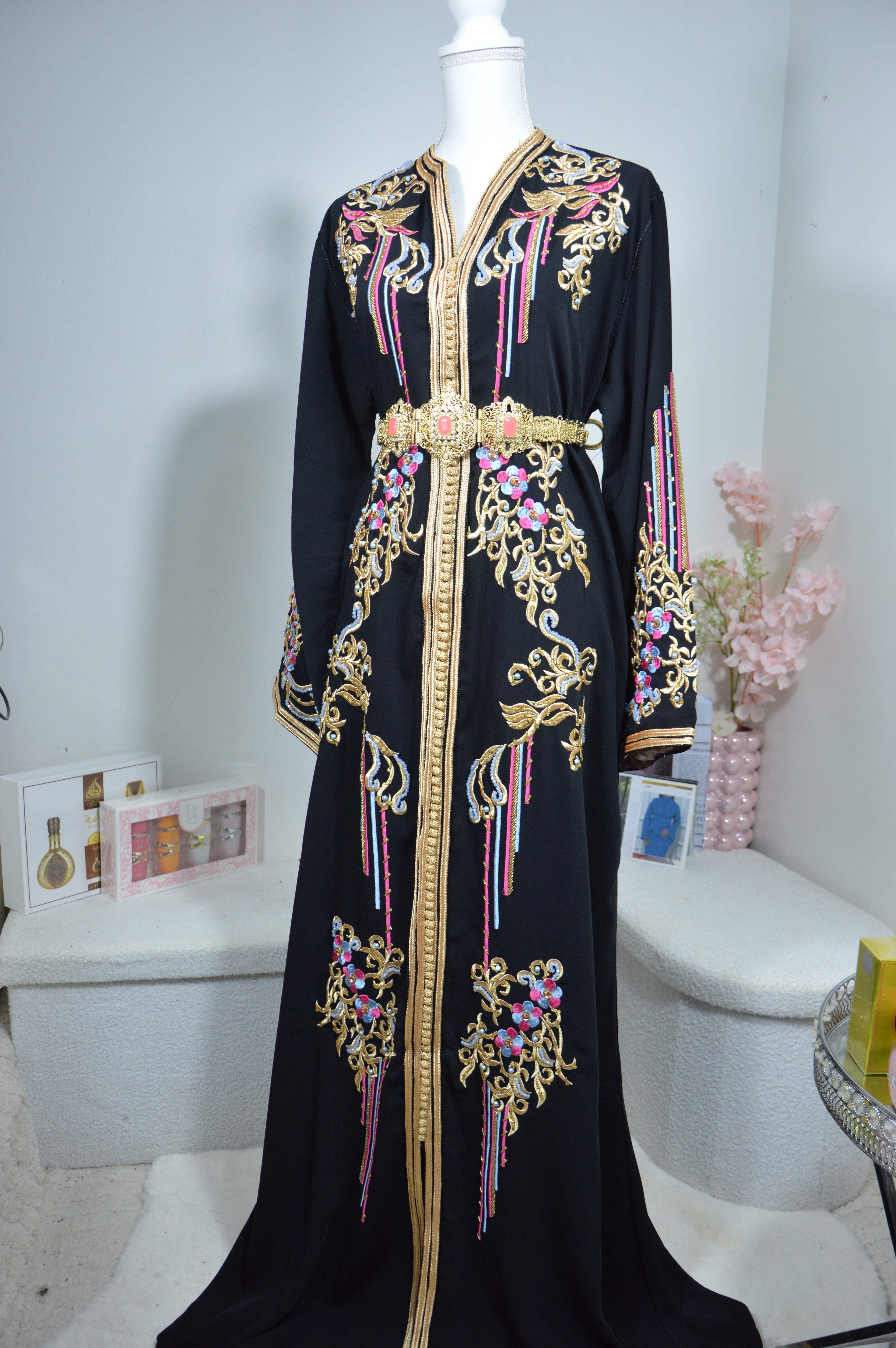 CAFTAN NOIR BRODÉ LUXE – FIL DORÉ & DÉTAILS MULTICOLORES