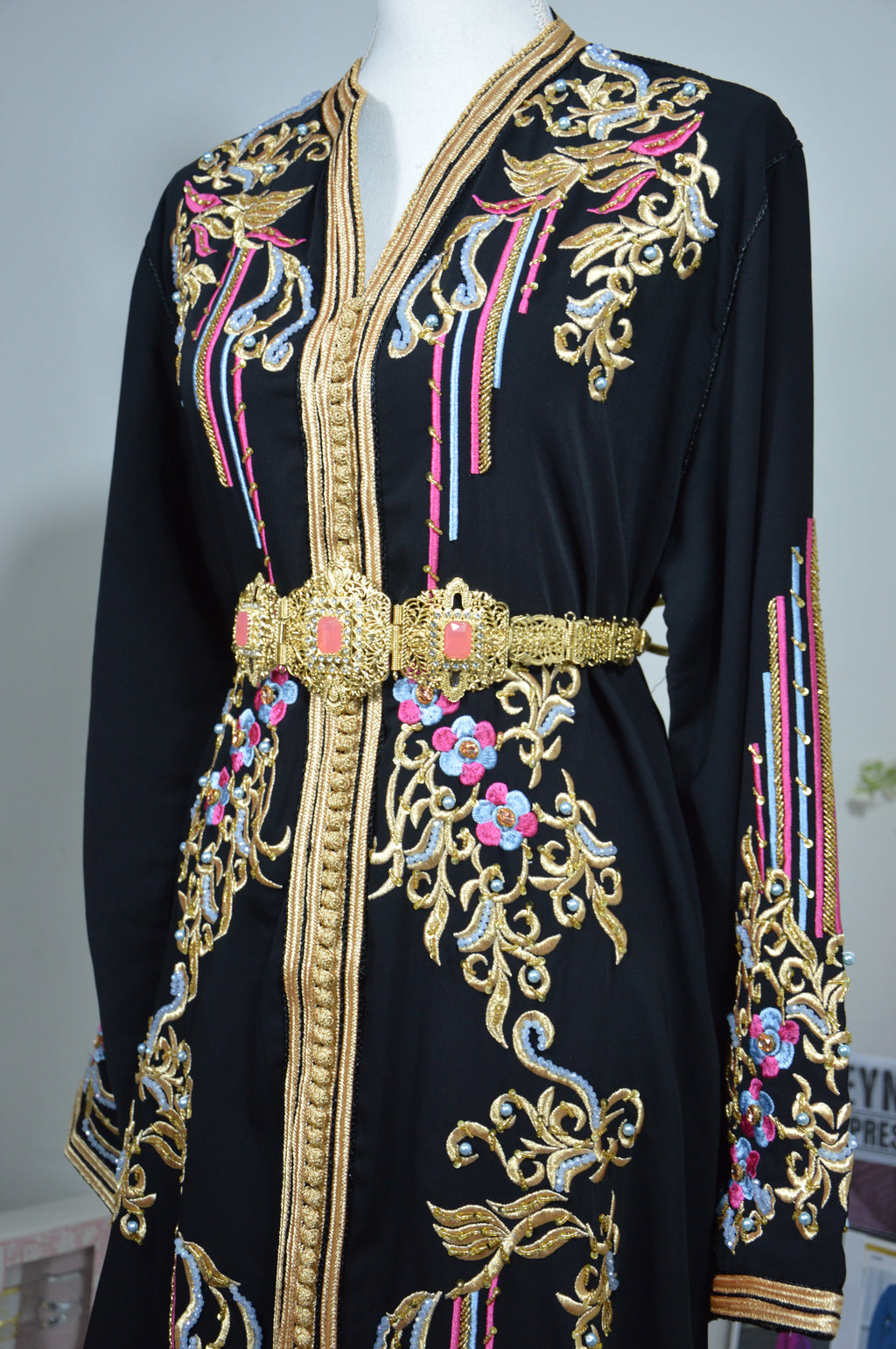 CAFTAN NOIR BRODÉ LUXE – FIL DORÉ & DÉTAILS MULTICOLORES