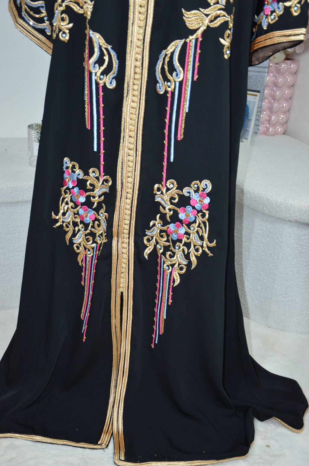CAFTAN NOIR BRODÉ LUXE – FIL DORÉ & DÉTAILS MULTICOLORES