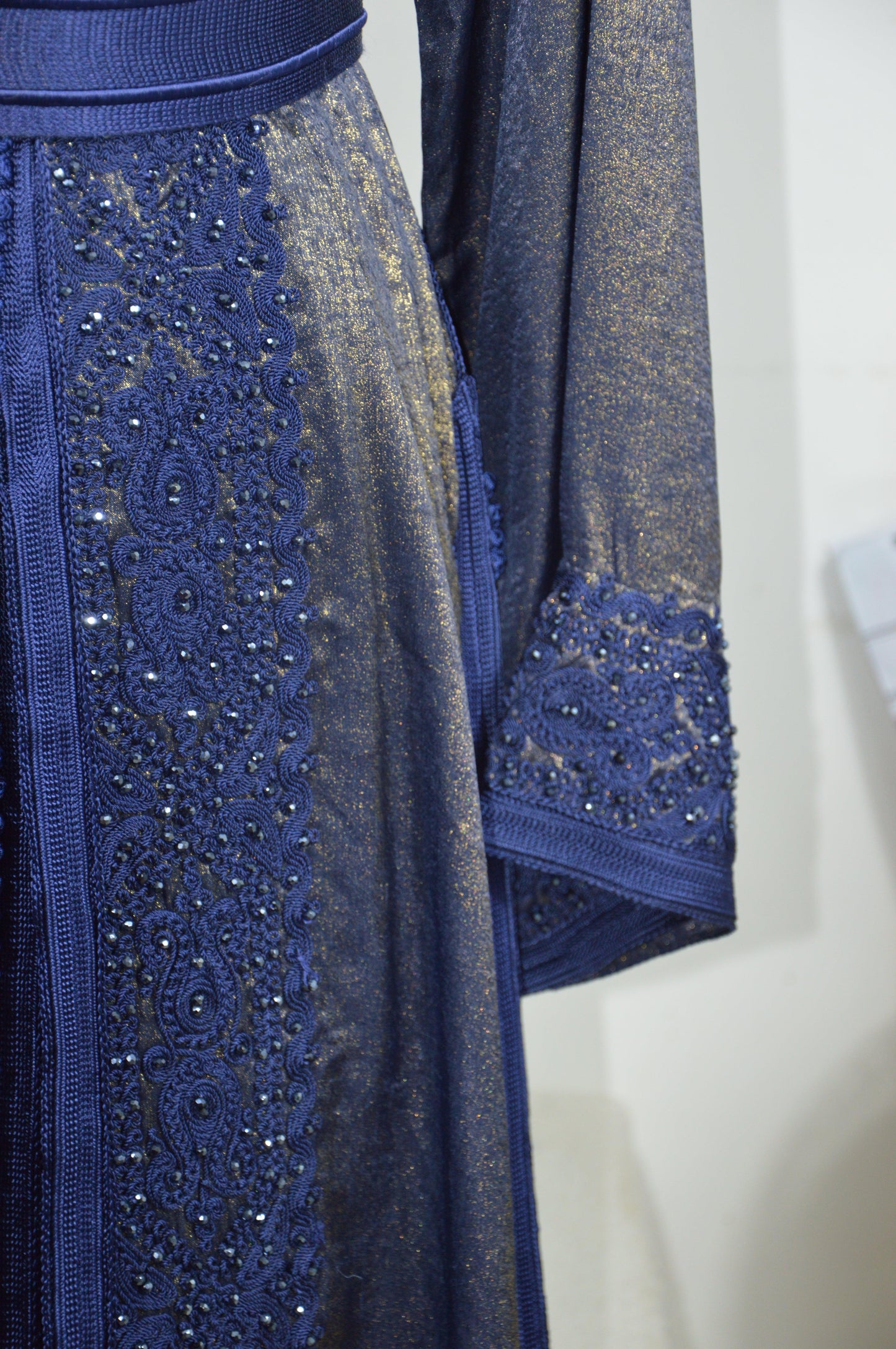 Takchita bleu marine brodée marocaine - Détails broderies manche et tissu