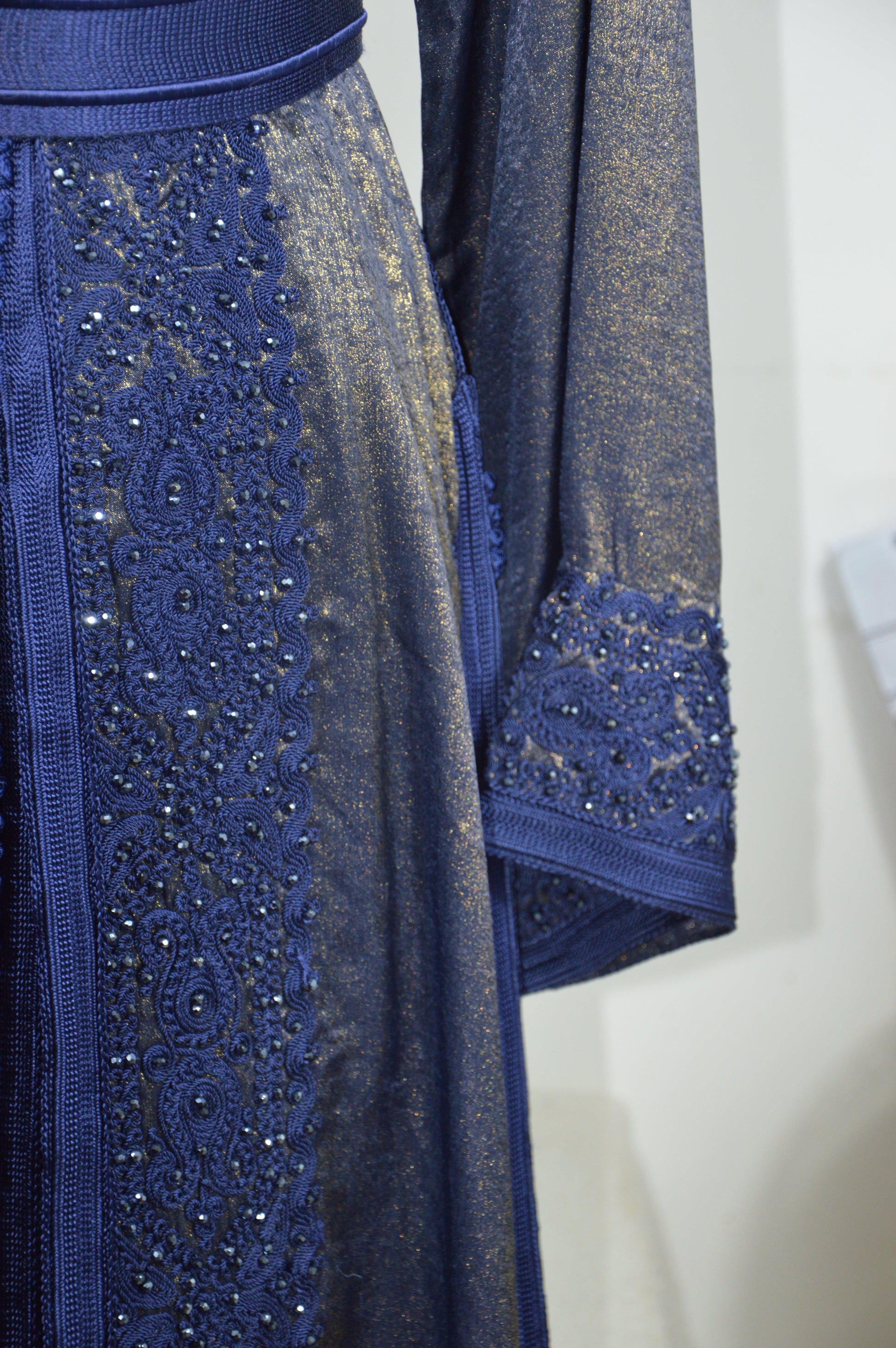 Takchita bleu marine brodée marocaine - Détails broderies manche et tissu