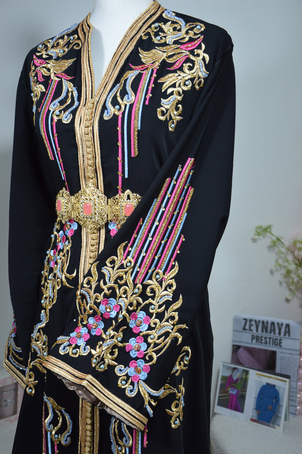 CAFTAN NOIR BRODÉ LUXE – FIL DORÉ & DÉTAILS MULTICOLORES