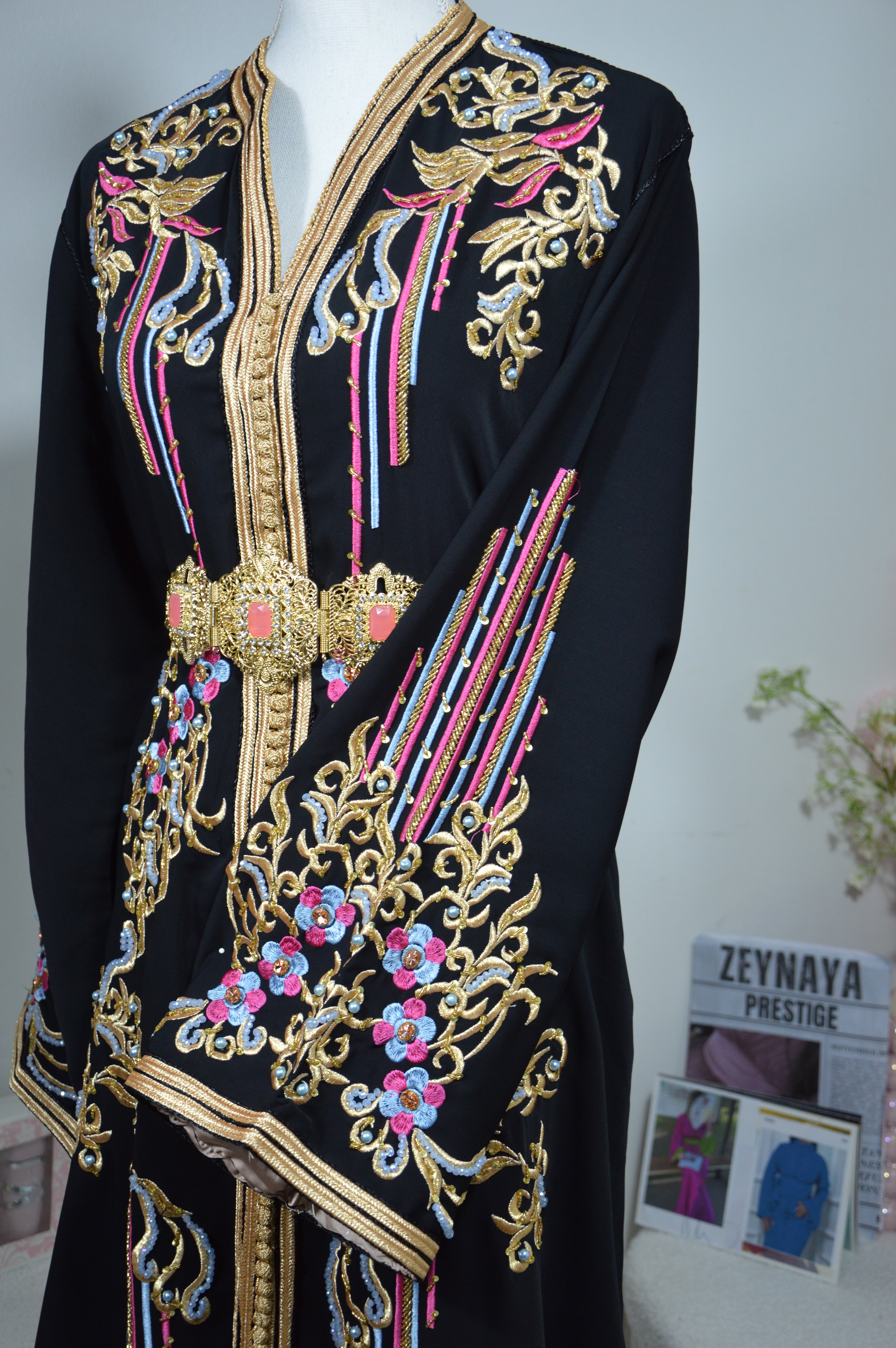 CAFTAN NOIR BRODÉ LUXE – FIL DORÉ & DÉTAILS MULTICOLORES