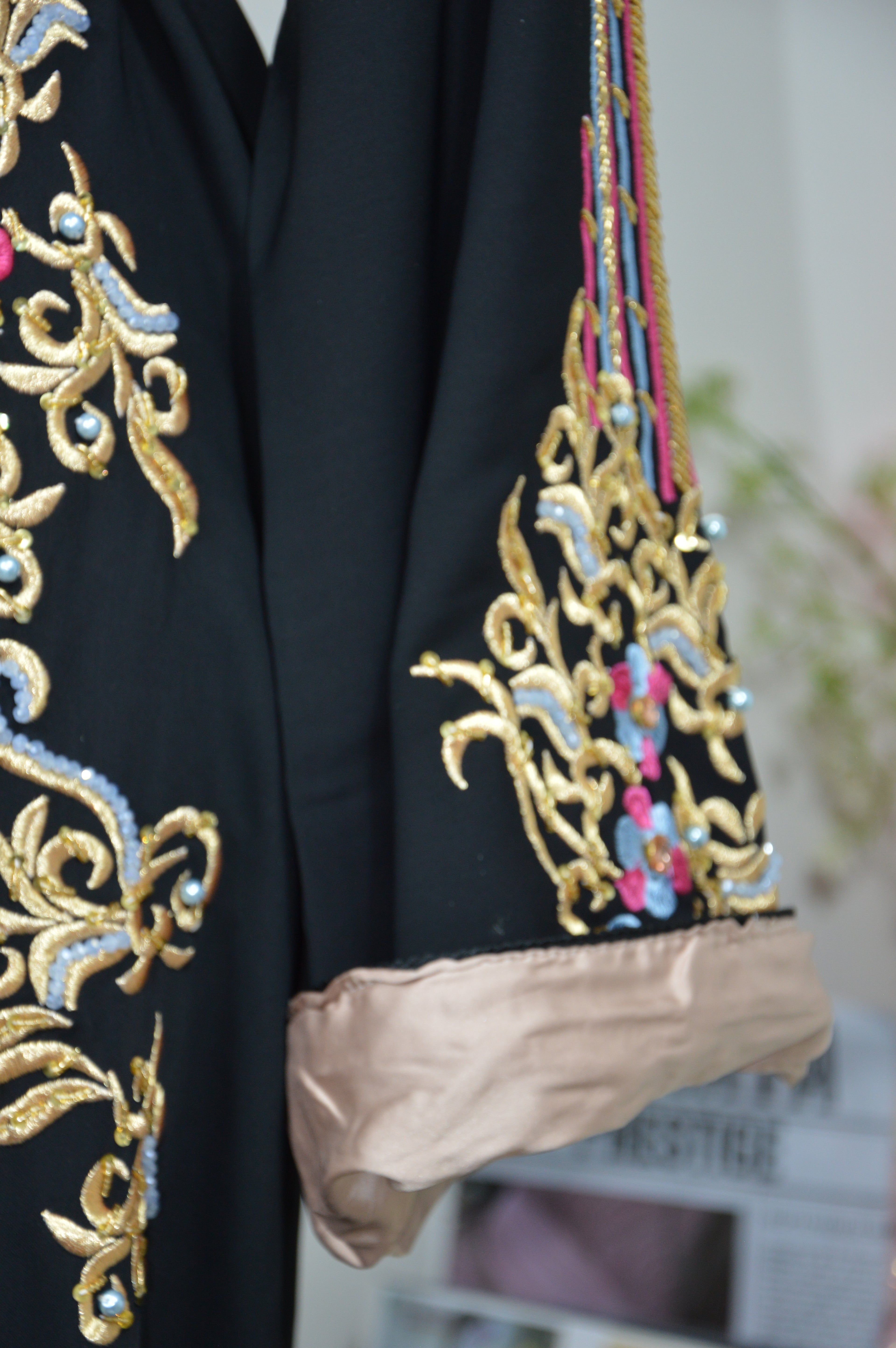 CAFTAN NOIR BRODÉ LUXE – FIL DORÉ & DÉTAILS MULTICOLORES