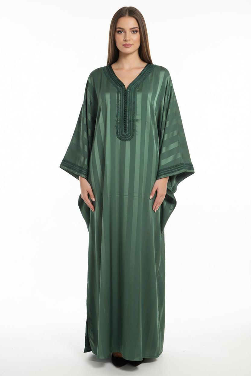 Gandoura Johara satinée verte - vue de face - style élégant et fluid