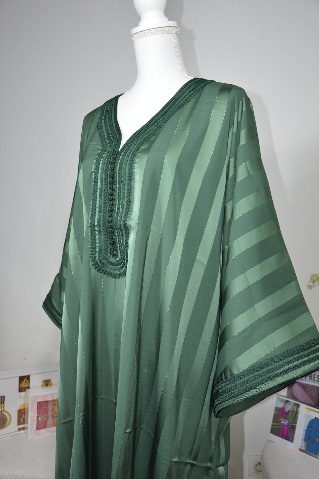 Gandoura Johara verte en satin - détail de la broderie et finitions luxueuses