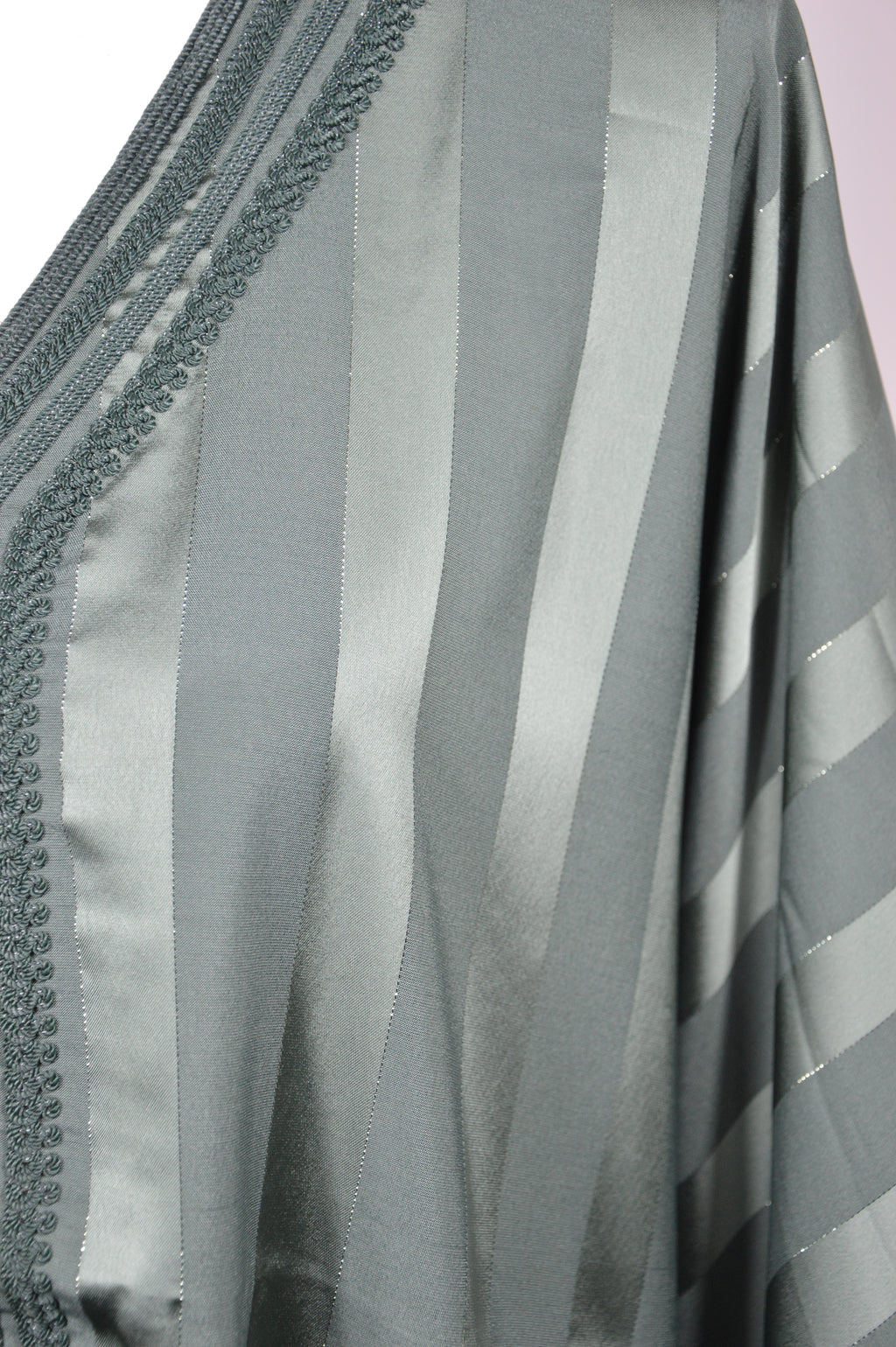 Gandoura verte Johara - détail du tissu satin premium et tombé fluide