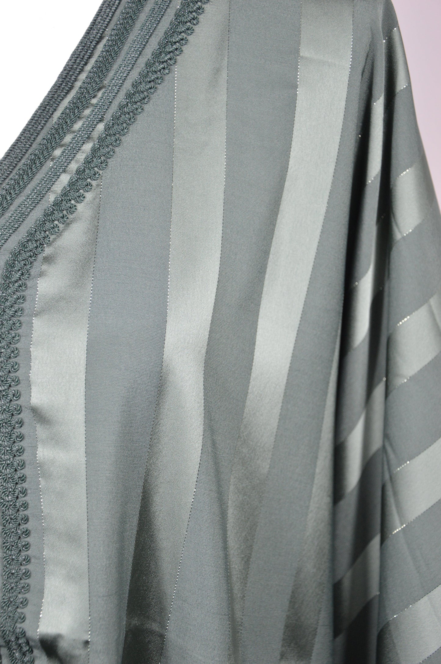 Gandoura verte Johara - détail du tissu satin premium et tombé fluide