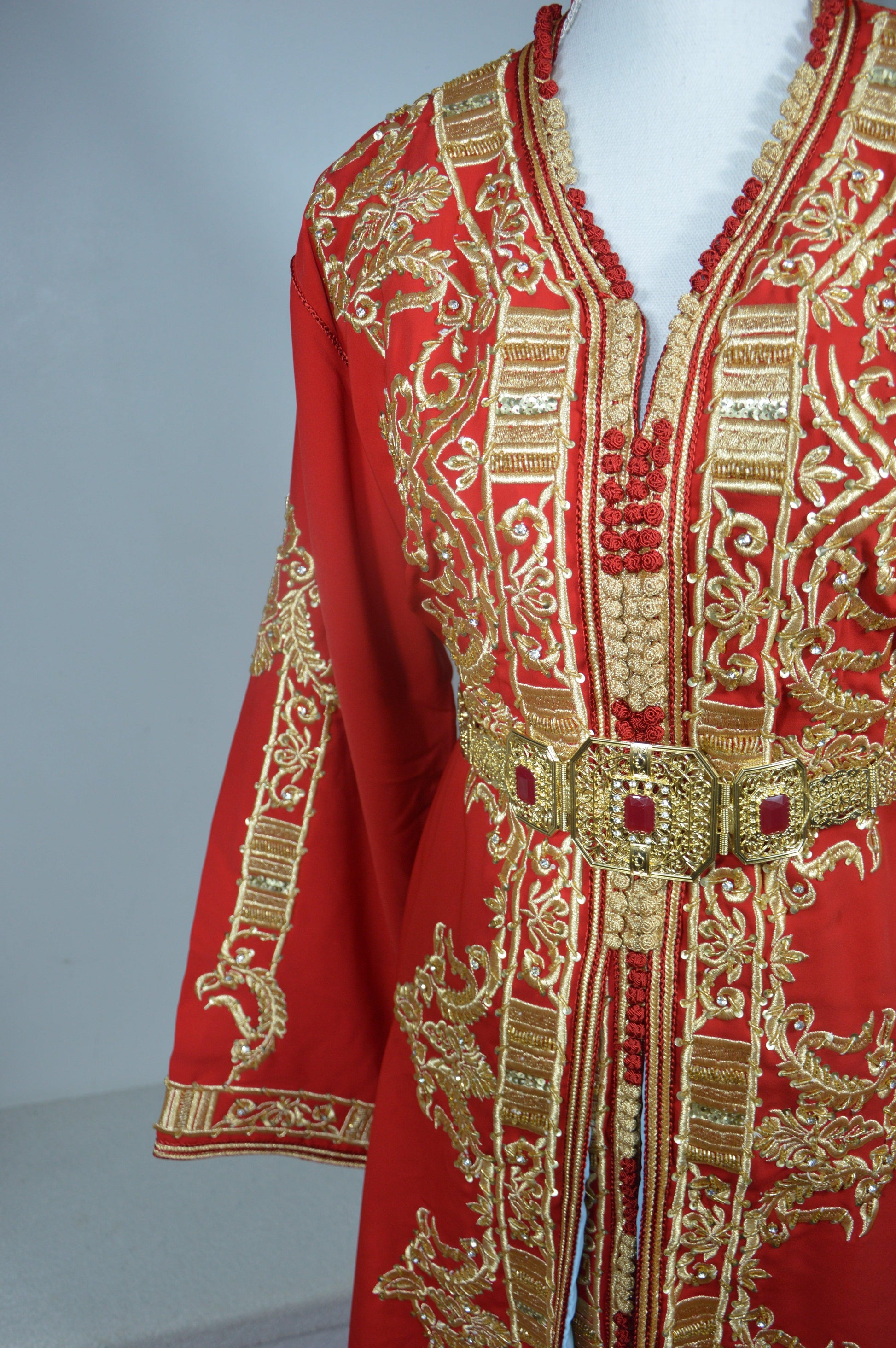 Takchita rouge brodée marocaine deux pièces - Vue de profil