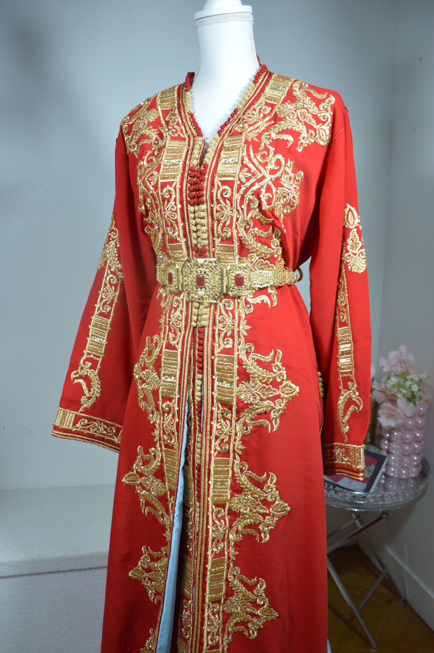 Takchita rouge brodée marocaine deux pièces - zoom sur les broderies