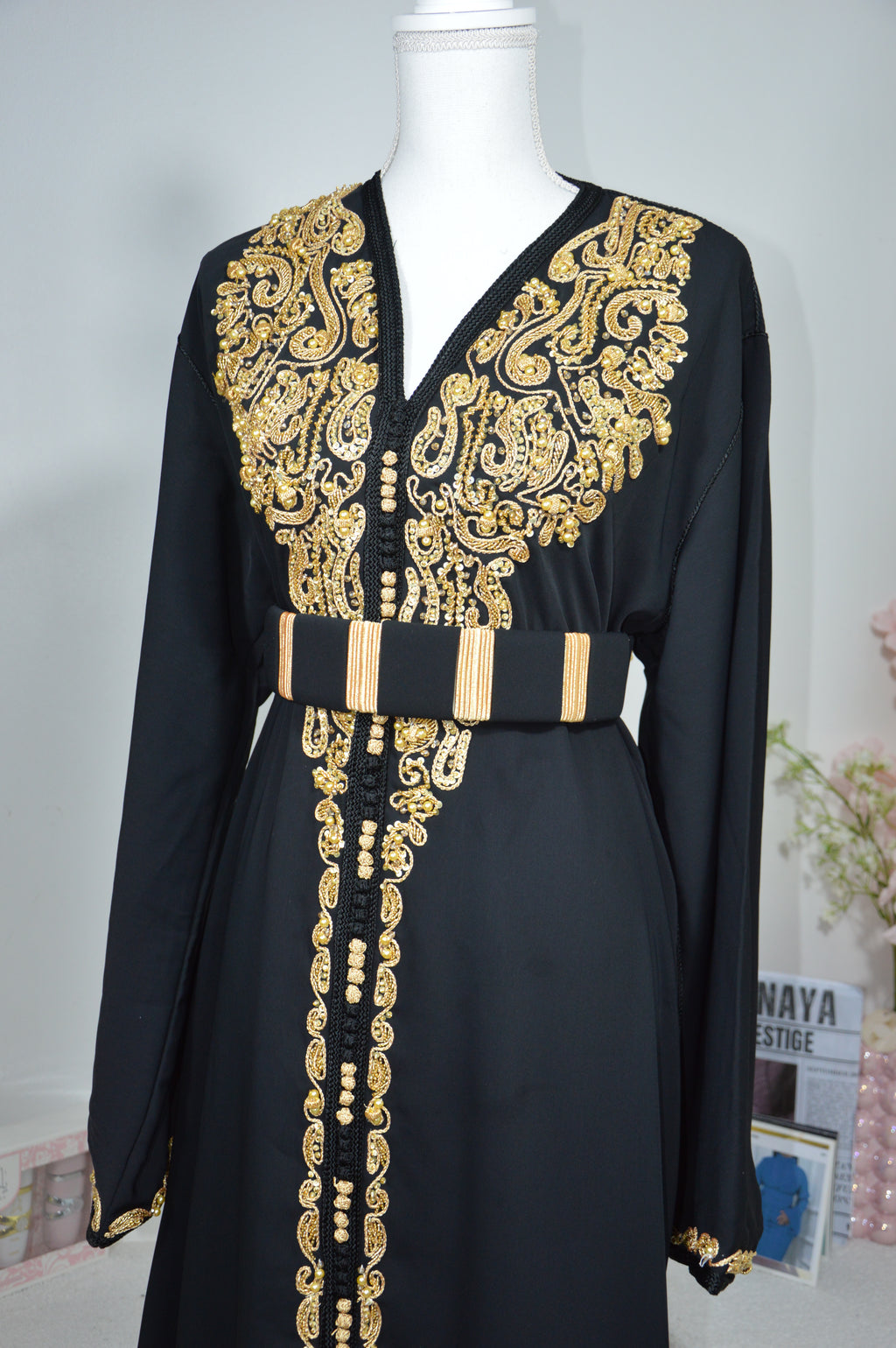 CAFTAN ROYAL NOIR & DORÉ – BRODERIES RAFFINÉES