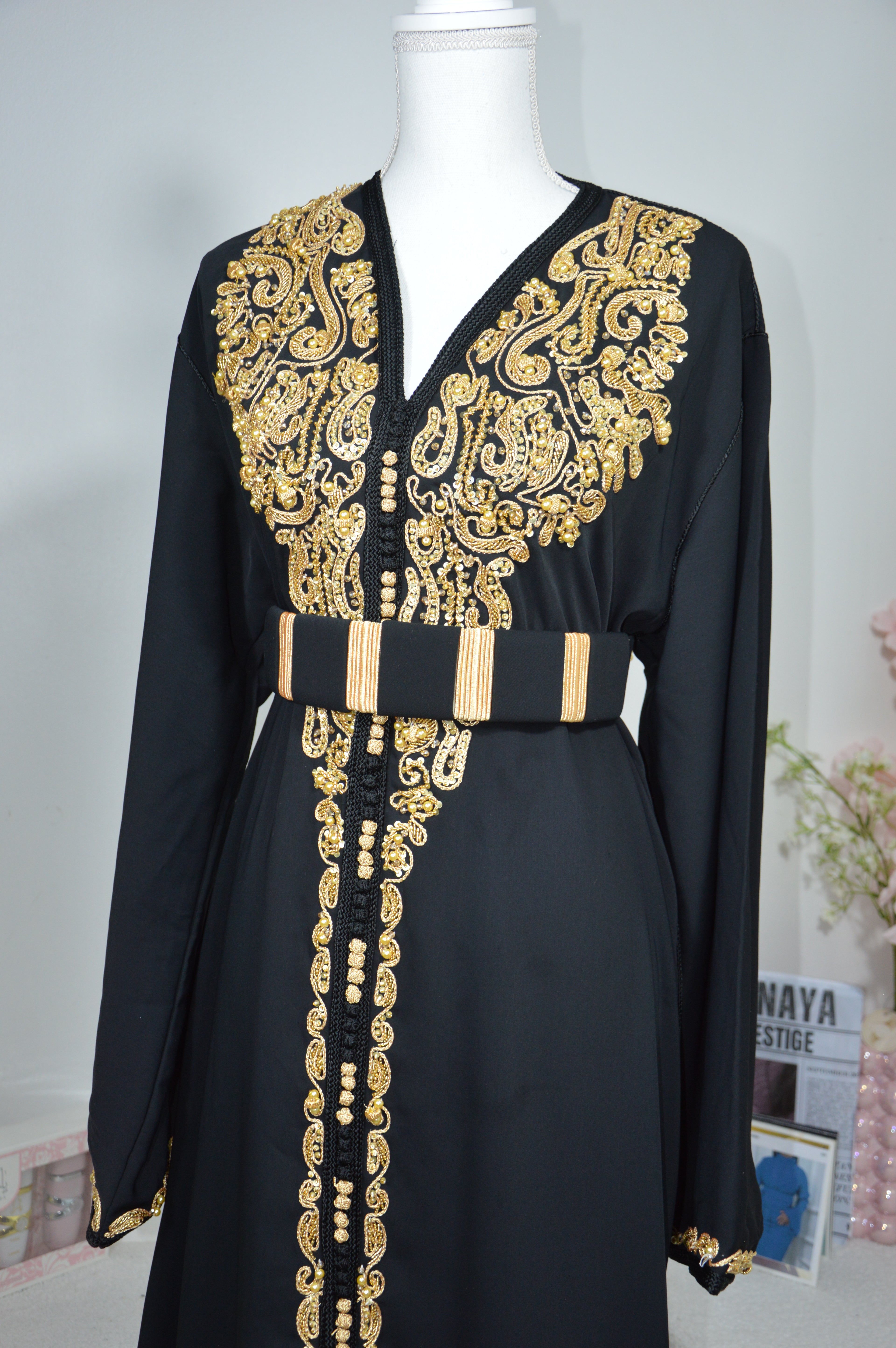CAFTAN ROYAL NOIR & DORÉ – BRODERIES RAFFINÉES