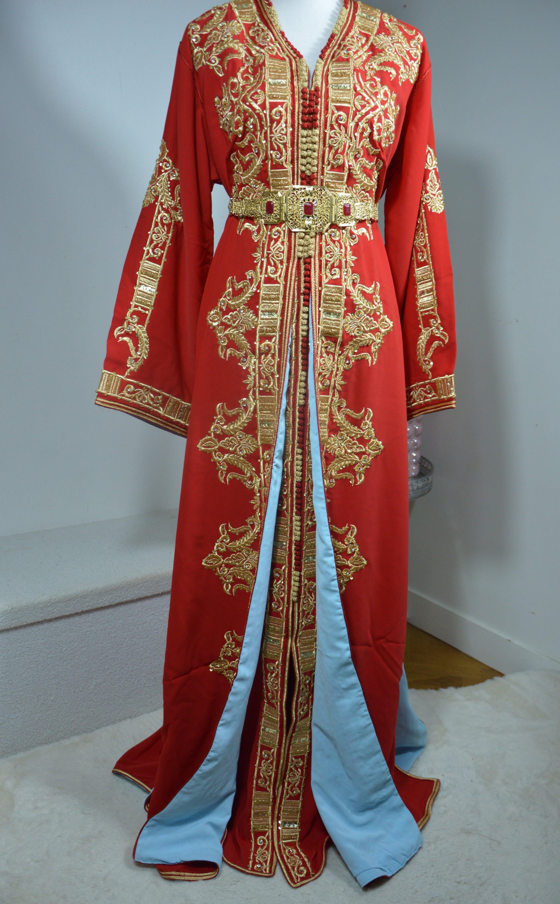 Takchita rouge brodée marocaine deux pièces - Vue de la doublure satin bleu ciel