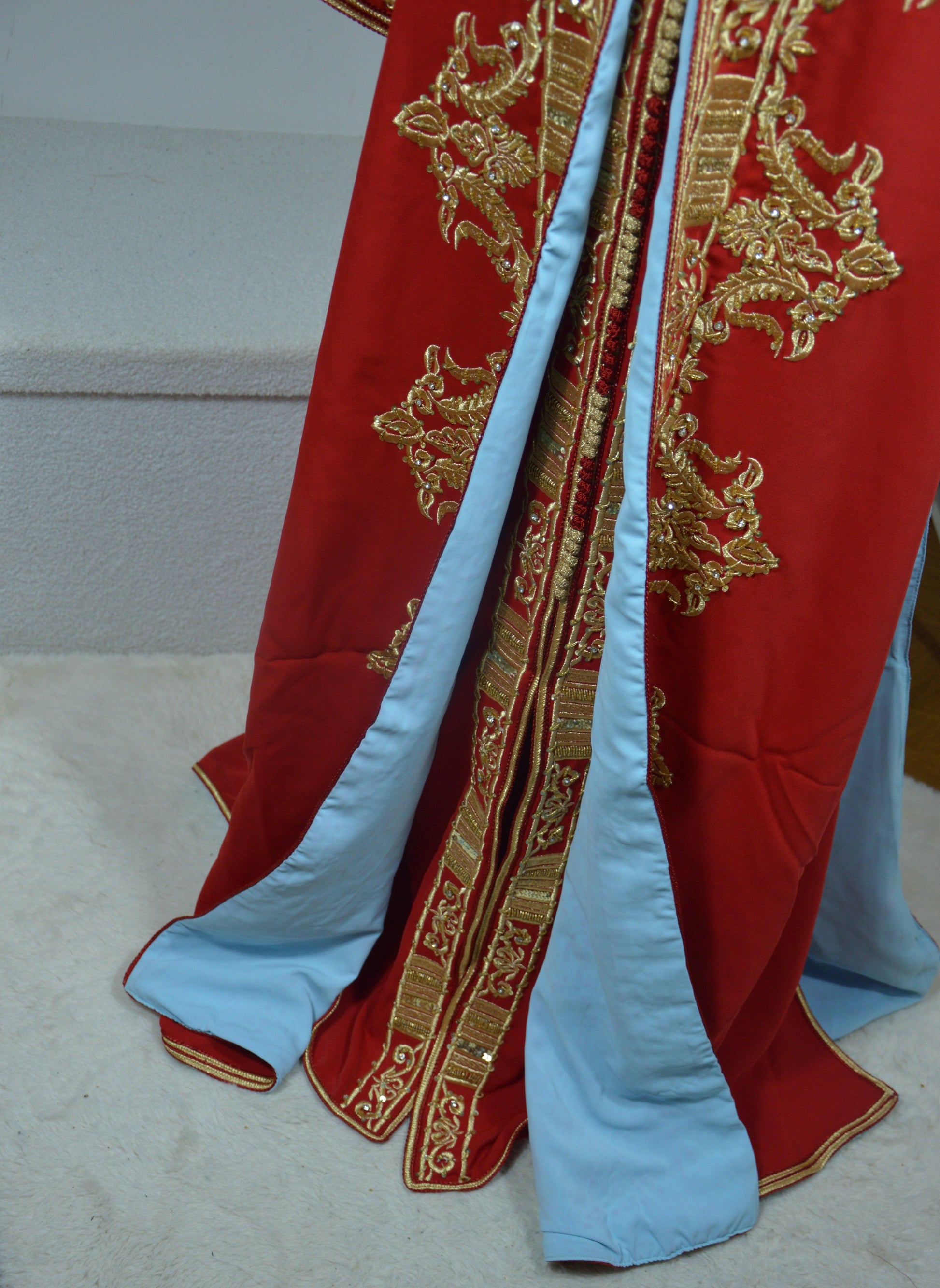 Takchita rouge brodée marocaine deux pièces - zoom bas de la tenue