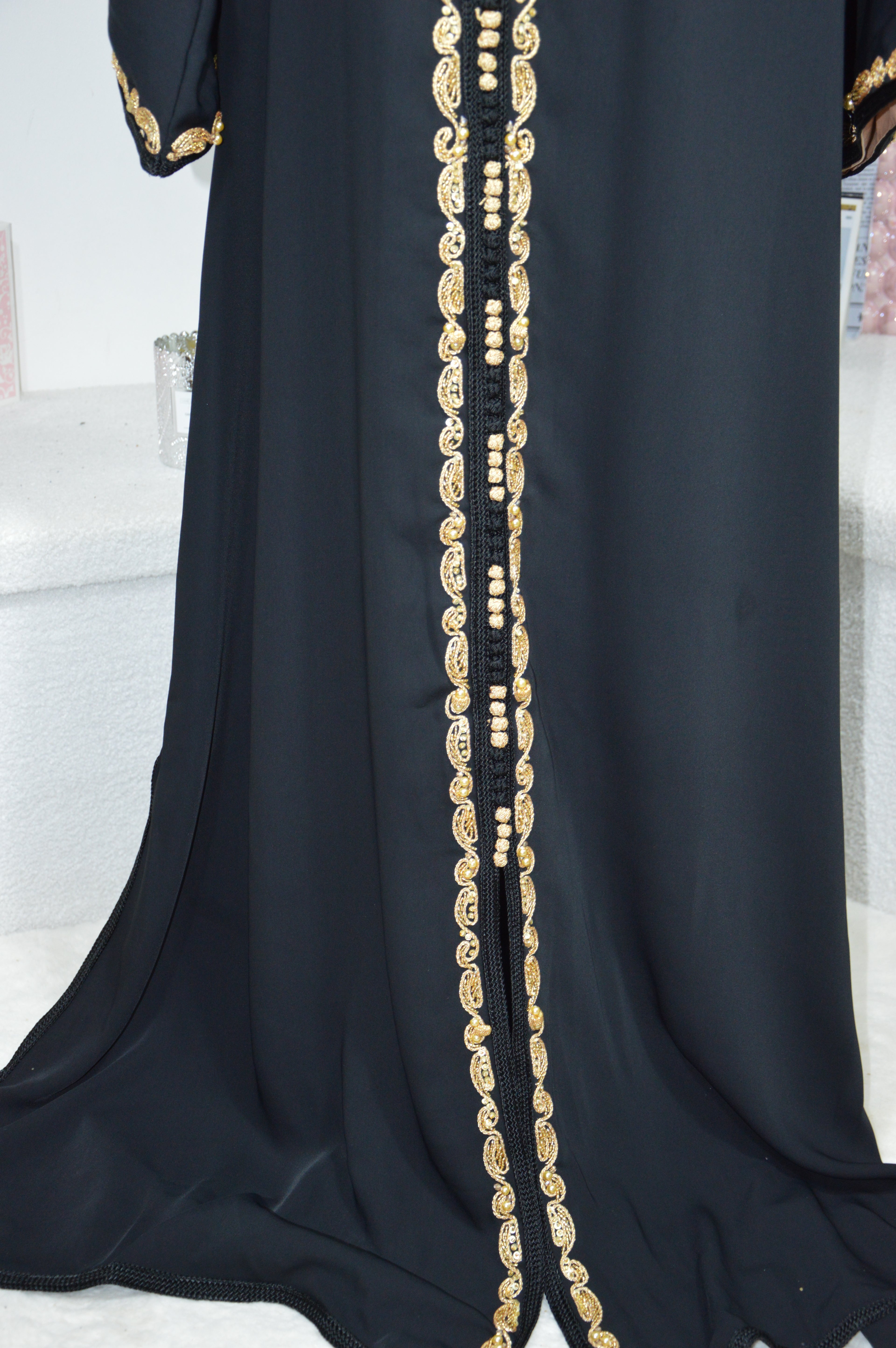 CAFTAN ROYAL NOIR & DORÉ – BRODERIES RAFFINÉES