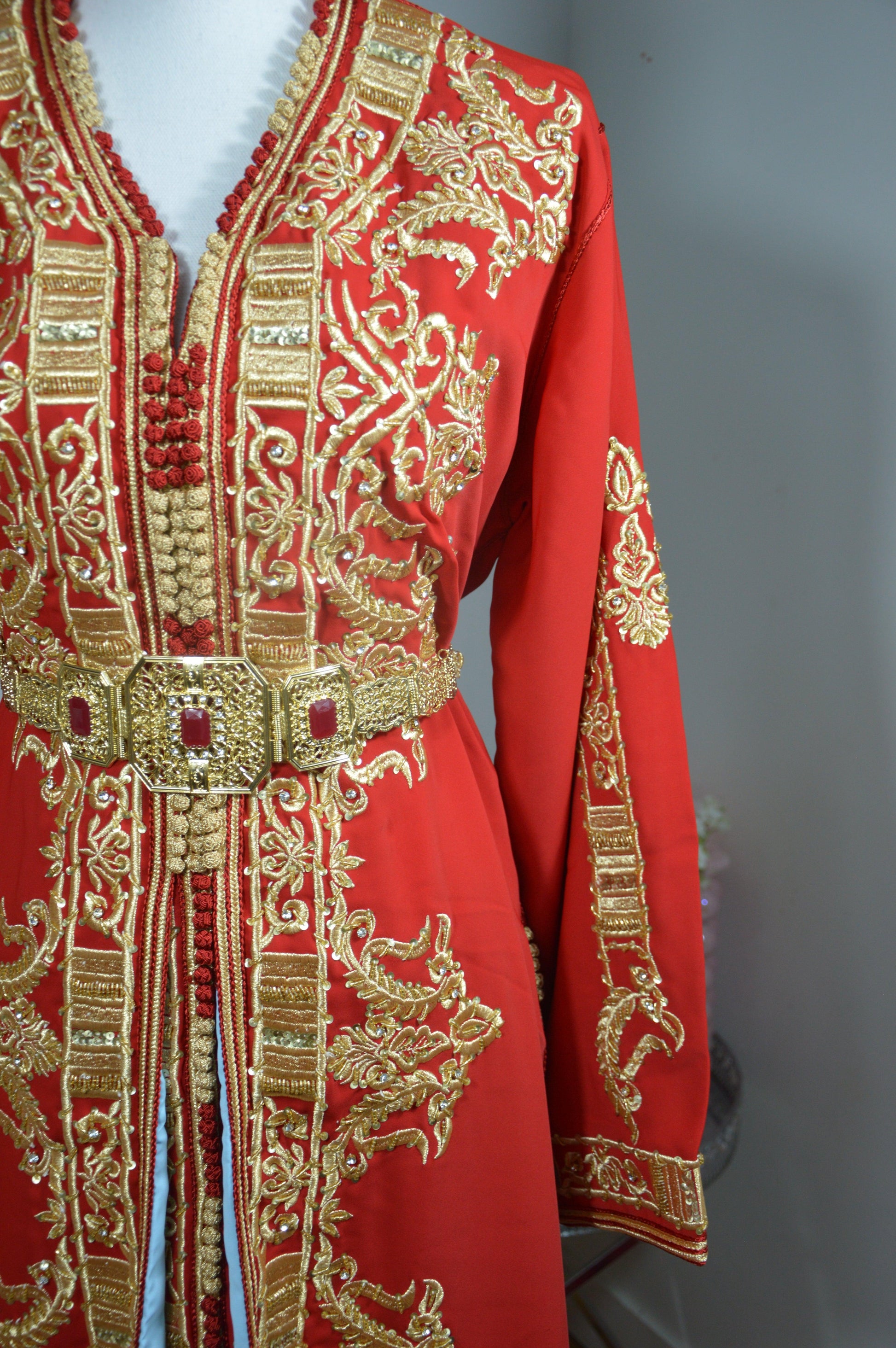 Takchita rouge brodée marocaine deux pièces - Vue de face du buste