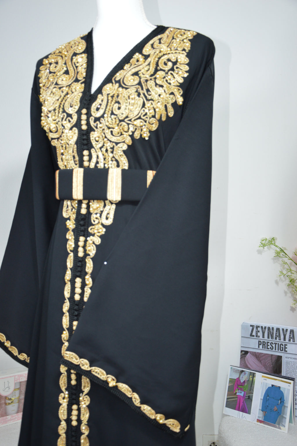 CAFTAN ROYAL NOIR & DORÉ – BRODERIES RAFFINÉES