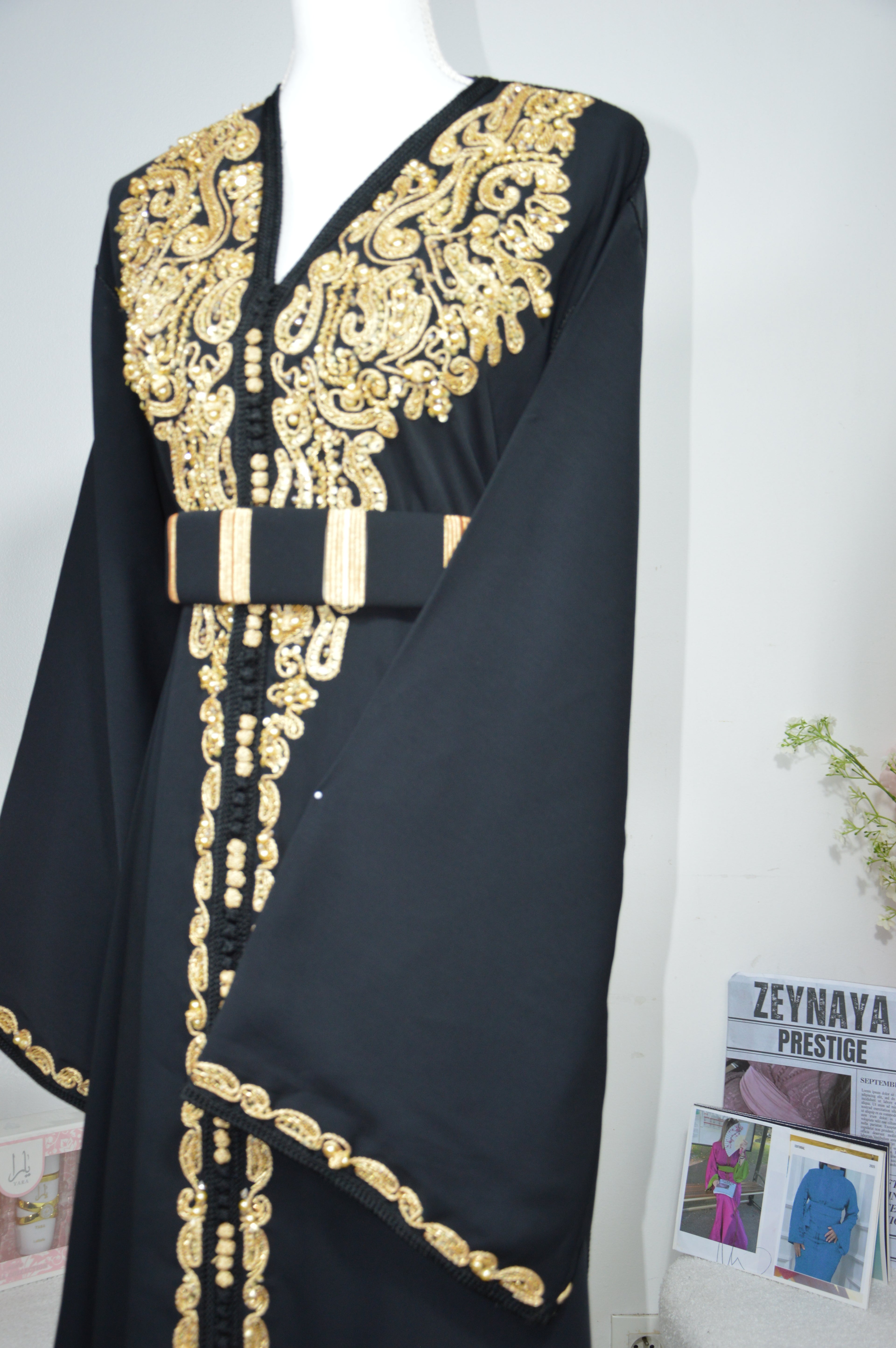 CAFTAN ROYAL NOIR & DORÉ – BRODERIES RAFFINÉES