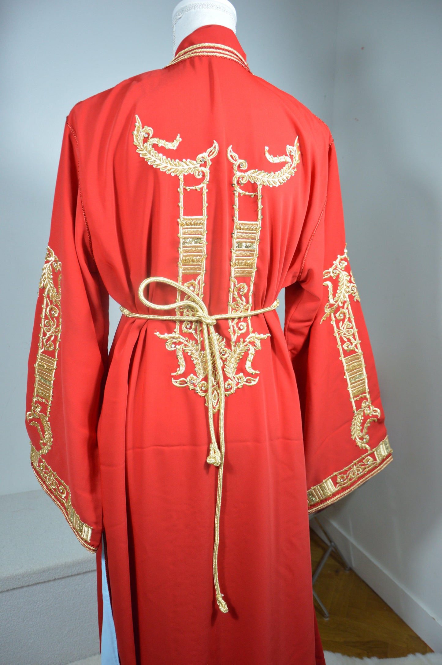 Takchita rouge brodée marocaine deux pièces - Vue de dos