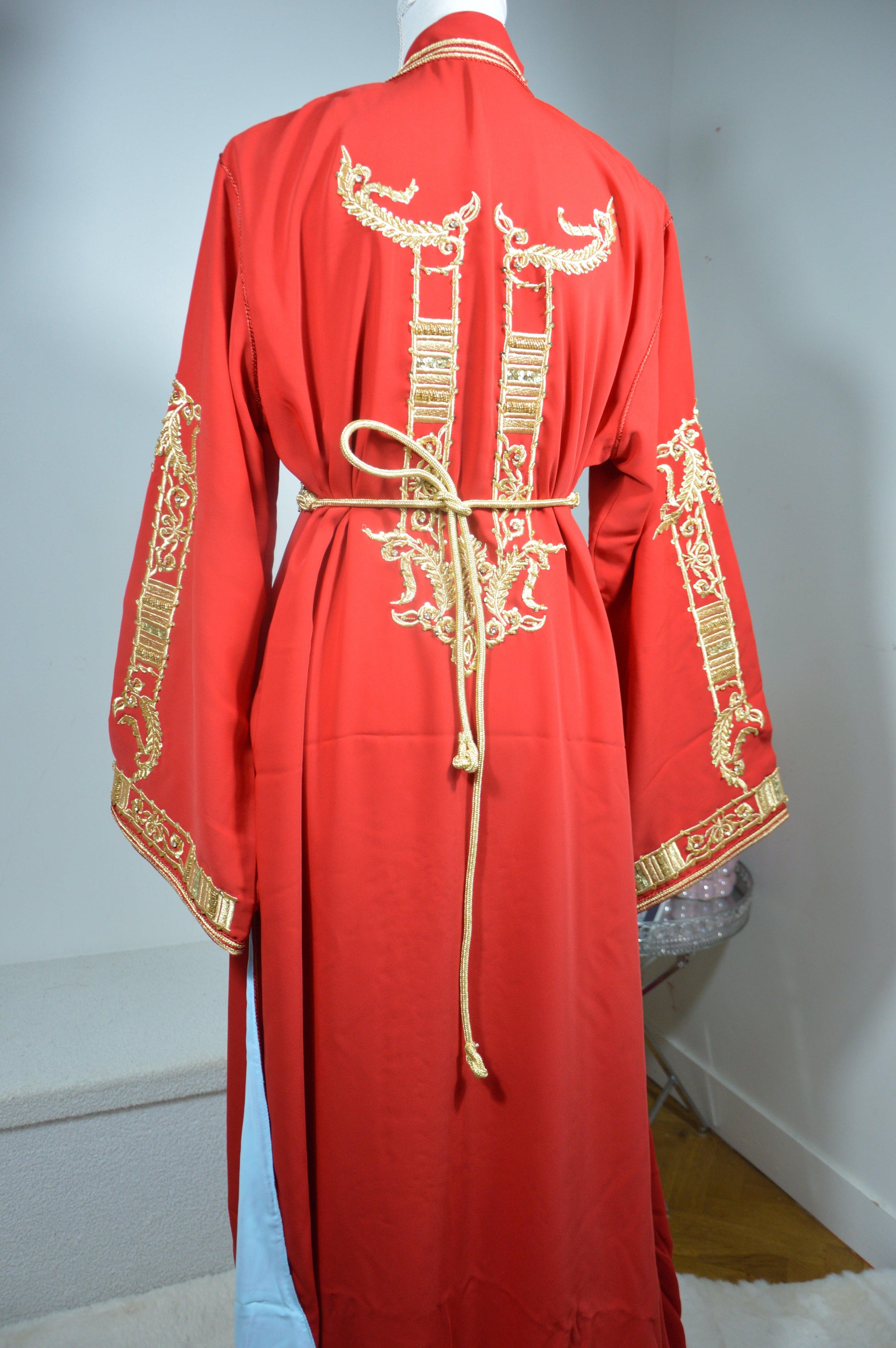 Takchita rouge brodée marocaine deux pièces - Vue arrière des manches
