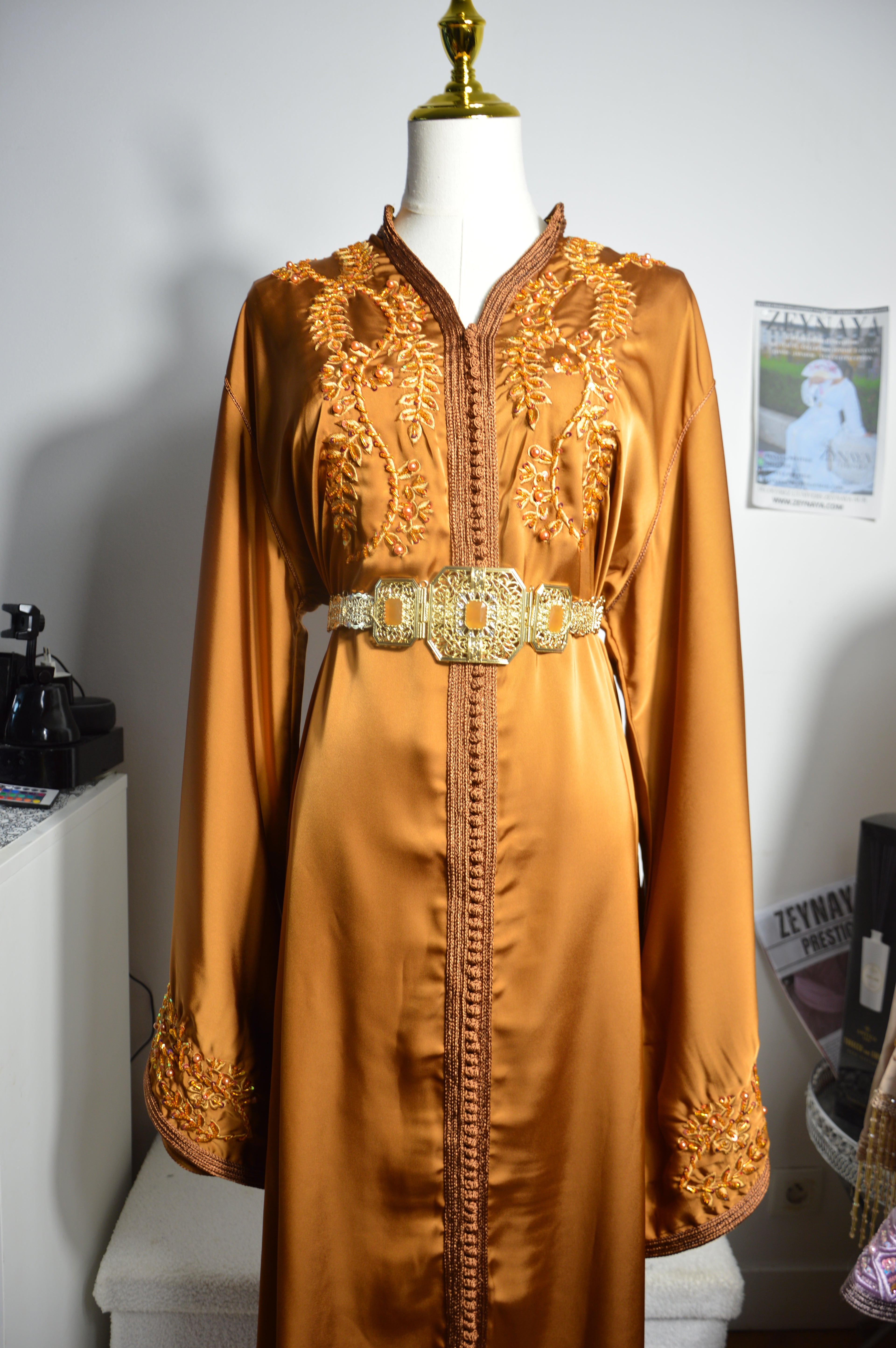 Caftan moutarde or brodé marocain - Vue du haut