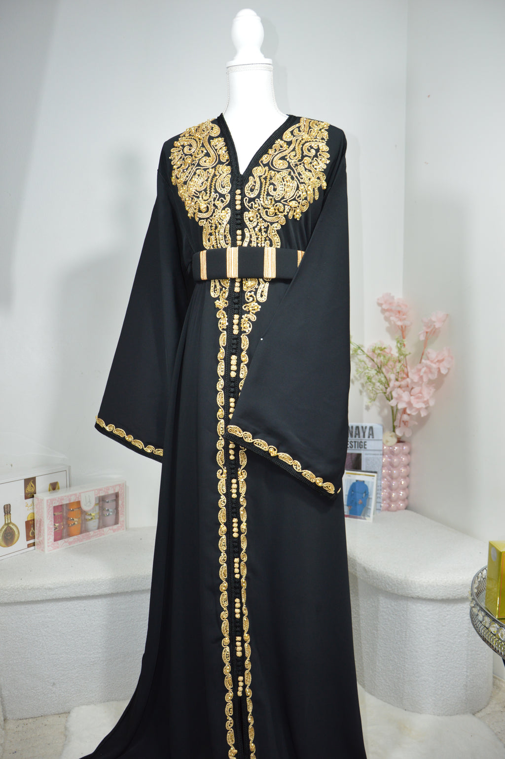 CAFTAN ROYAL NOIR & DORÉ – BRODERIES RAFFINÉES