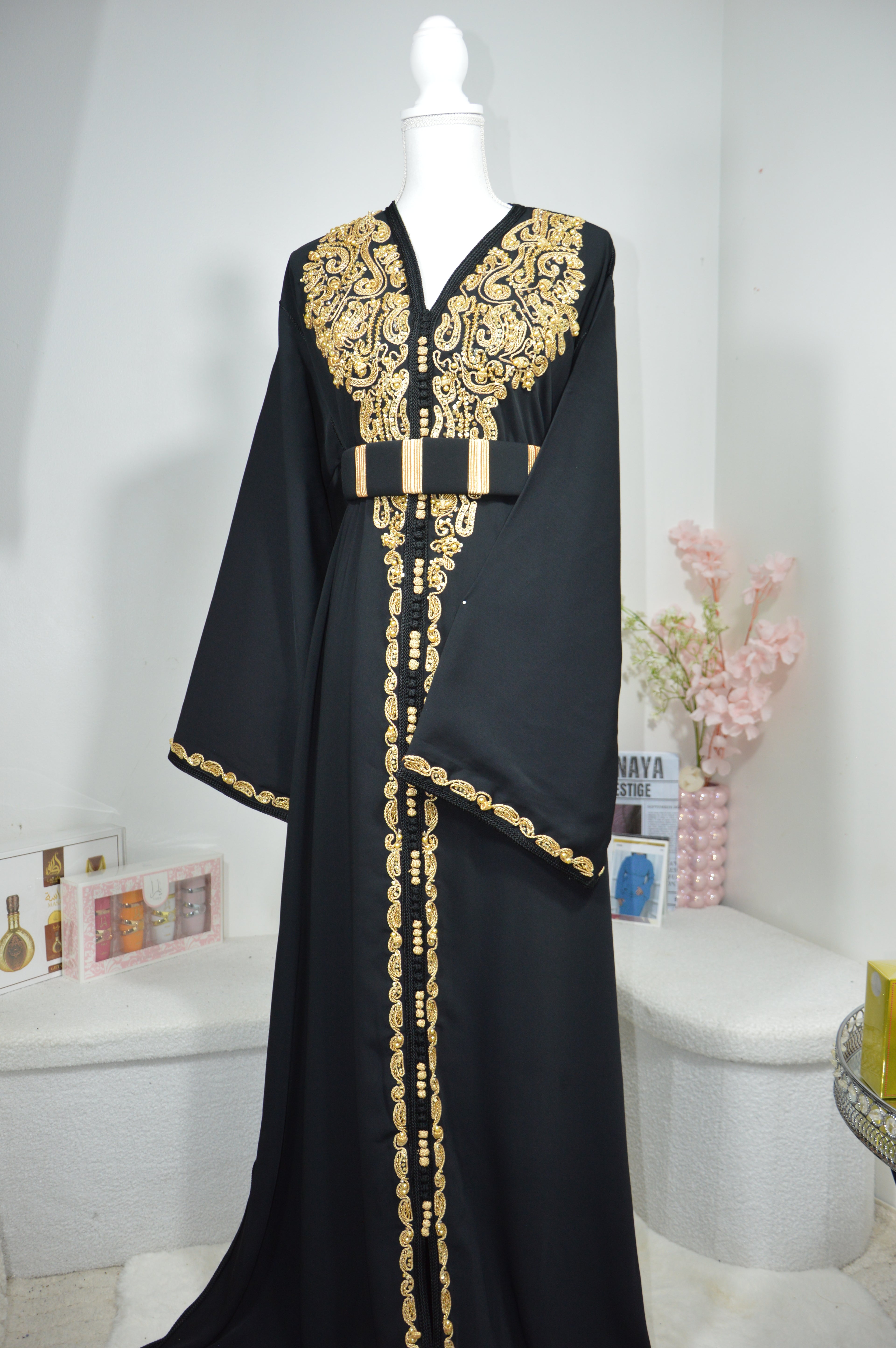 CAFTAN ROYAL NOIR & DORÉ – BRODERIES RAFFINÉES