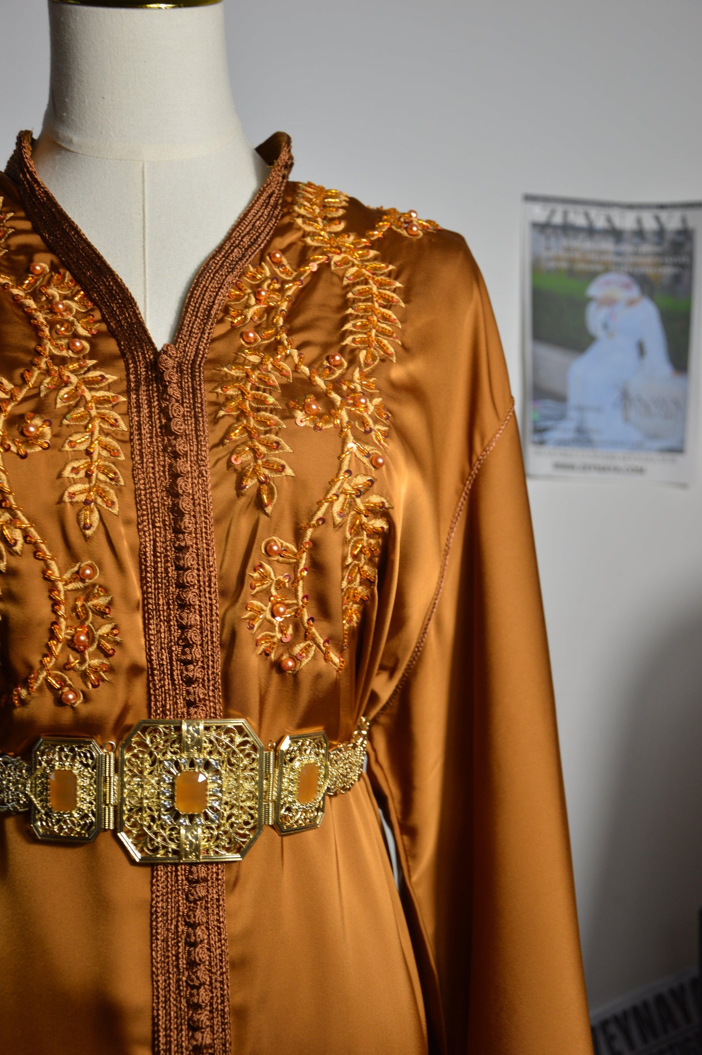 Caftan moutarde or brodé marocain - Détails broderie