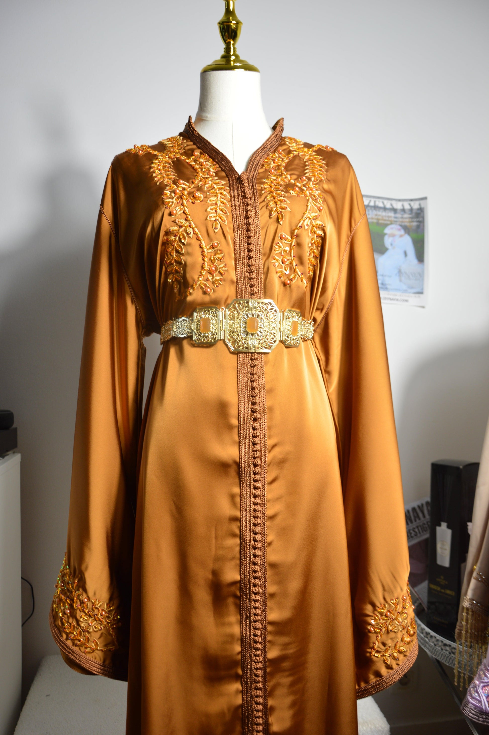 Caftan moutarde or brodé marocain - Vue de face