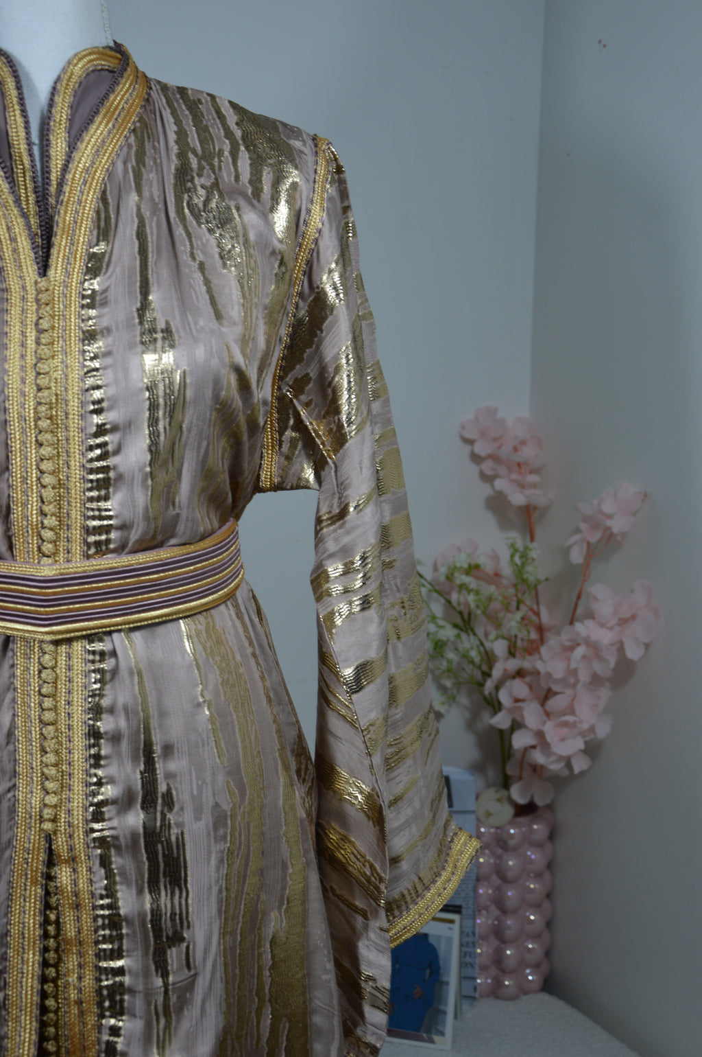 Takchita Royale Dorée – Élégance & Lumière