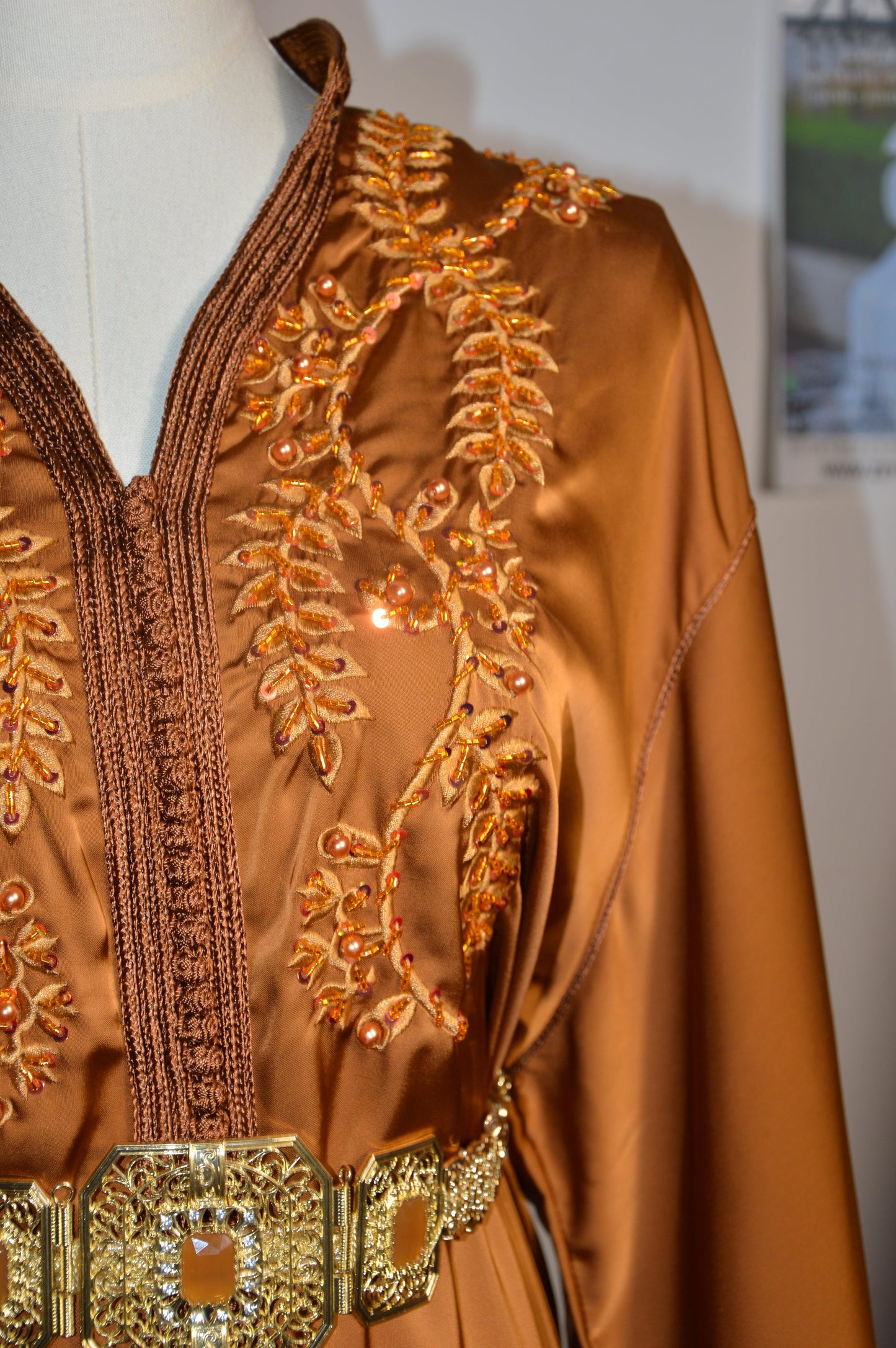 Caftan moutarde or brodé marocain - zoom broderies et perles