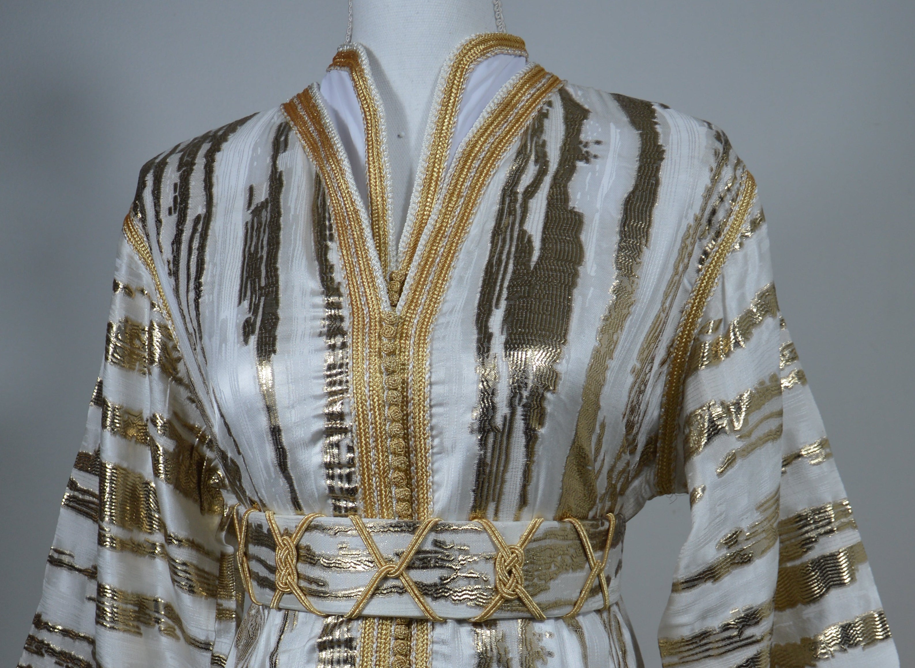 Takchita Royale Blanche – Pureté & Raffinement